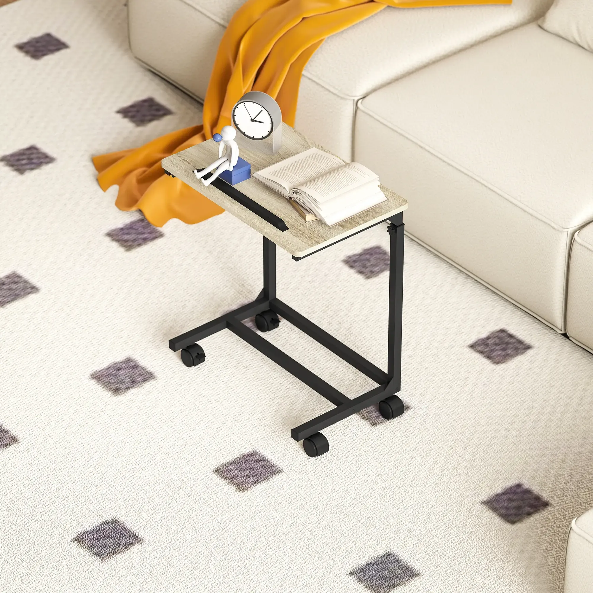 Ein kleiner Tisch mit Uhr, Buch und Figur steht auf einem gemusterten Teppich in der Nähe eines weißen Sofas. Eine orangefarbene Decke ist drapiert.
