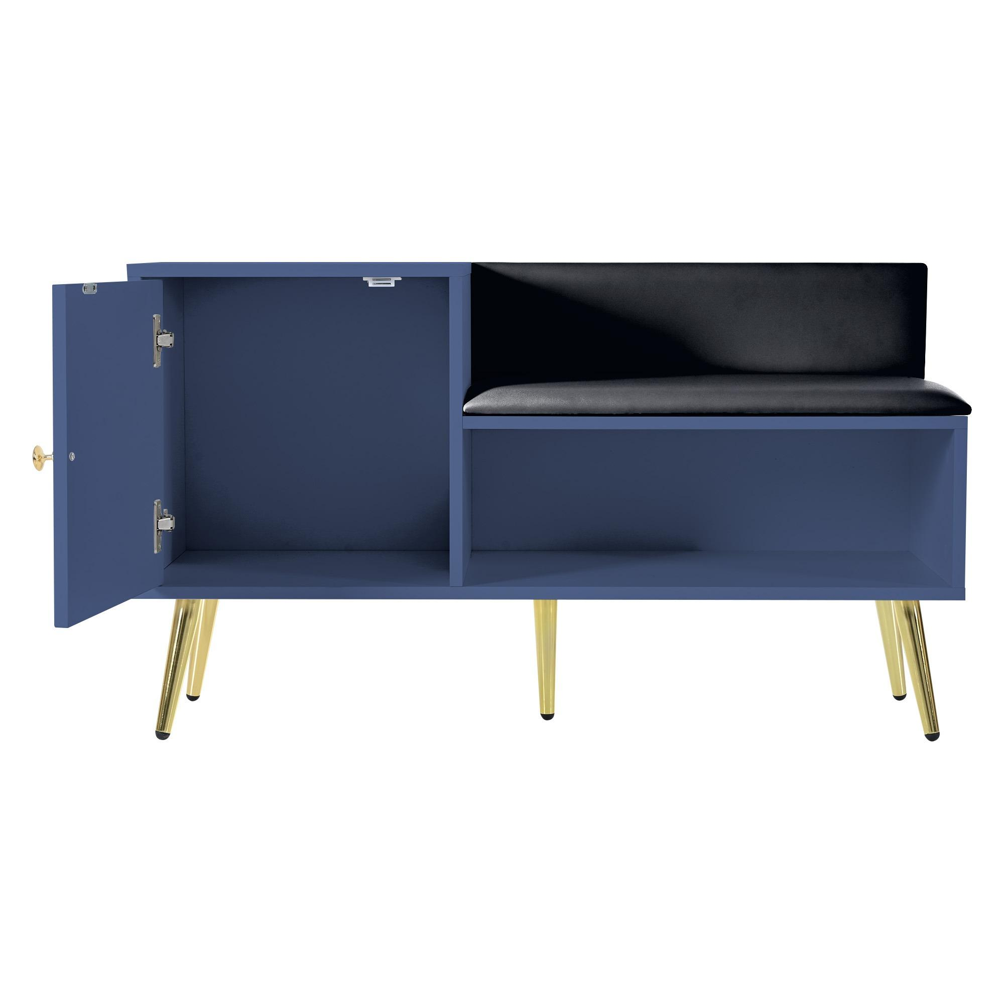Blauer Schrank mit goldenen Beinen. Eine Tür ist offen. Schwarze gepolsterte Bank auf der rechten Seite. Weißer Hintergrund.