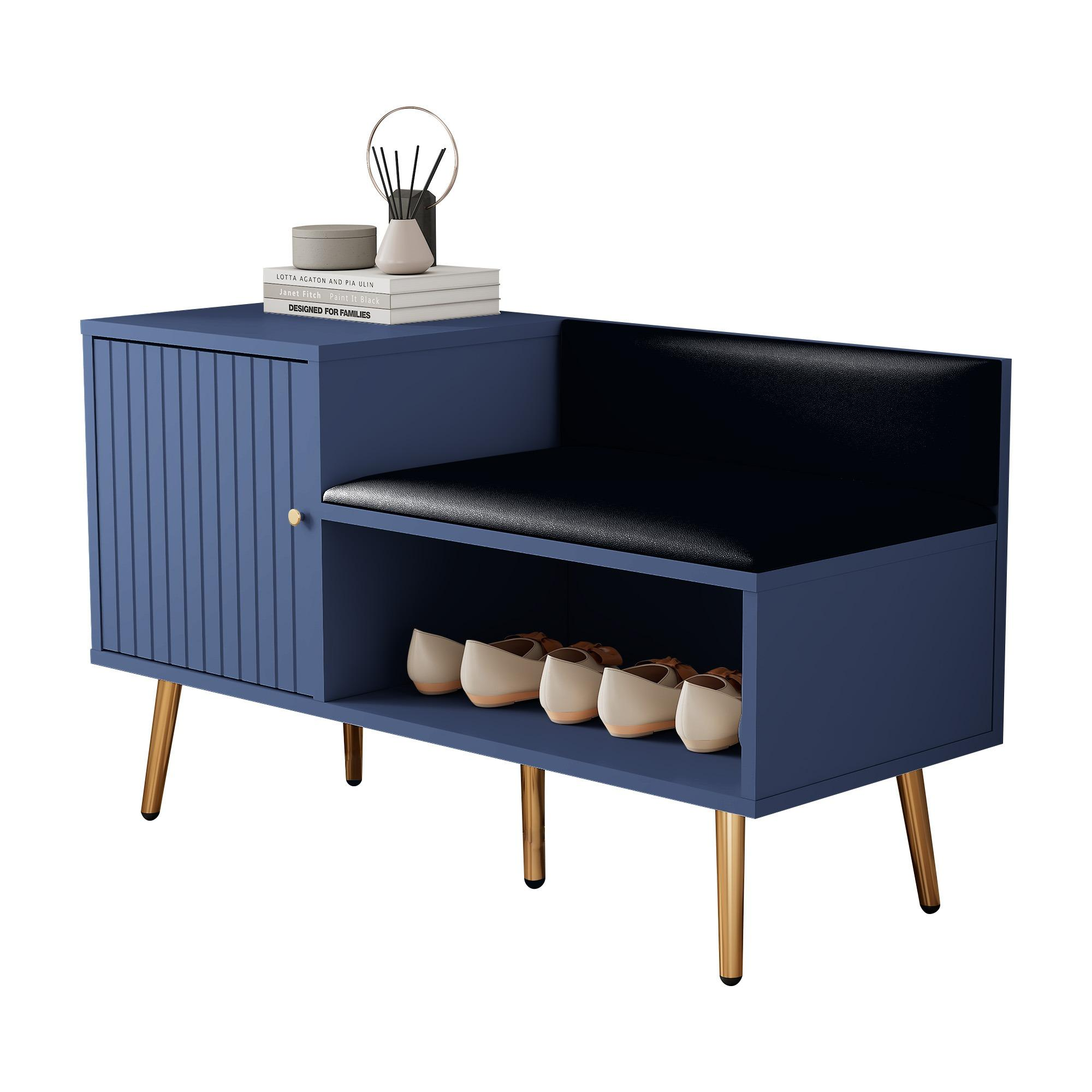 Blaue Schuhbank mit schwarzem Sitz, goldenen Beinen und Schuhen. Bücher und Deko oben.