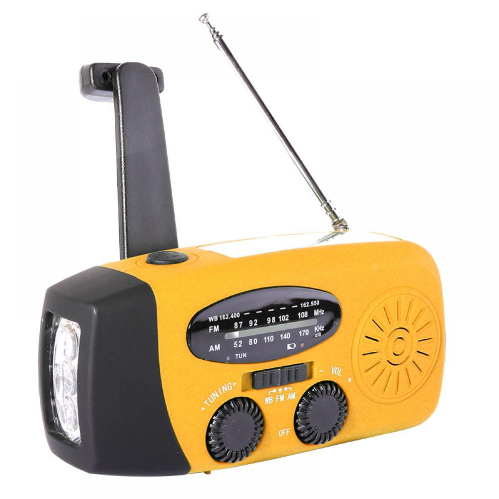 Gelb-schwarzes Handkurbelradio mit Antenne und Taschenlampe. Bedienelemente umfassen Tuning- und Lautstärkeregler.