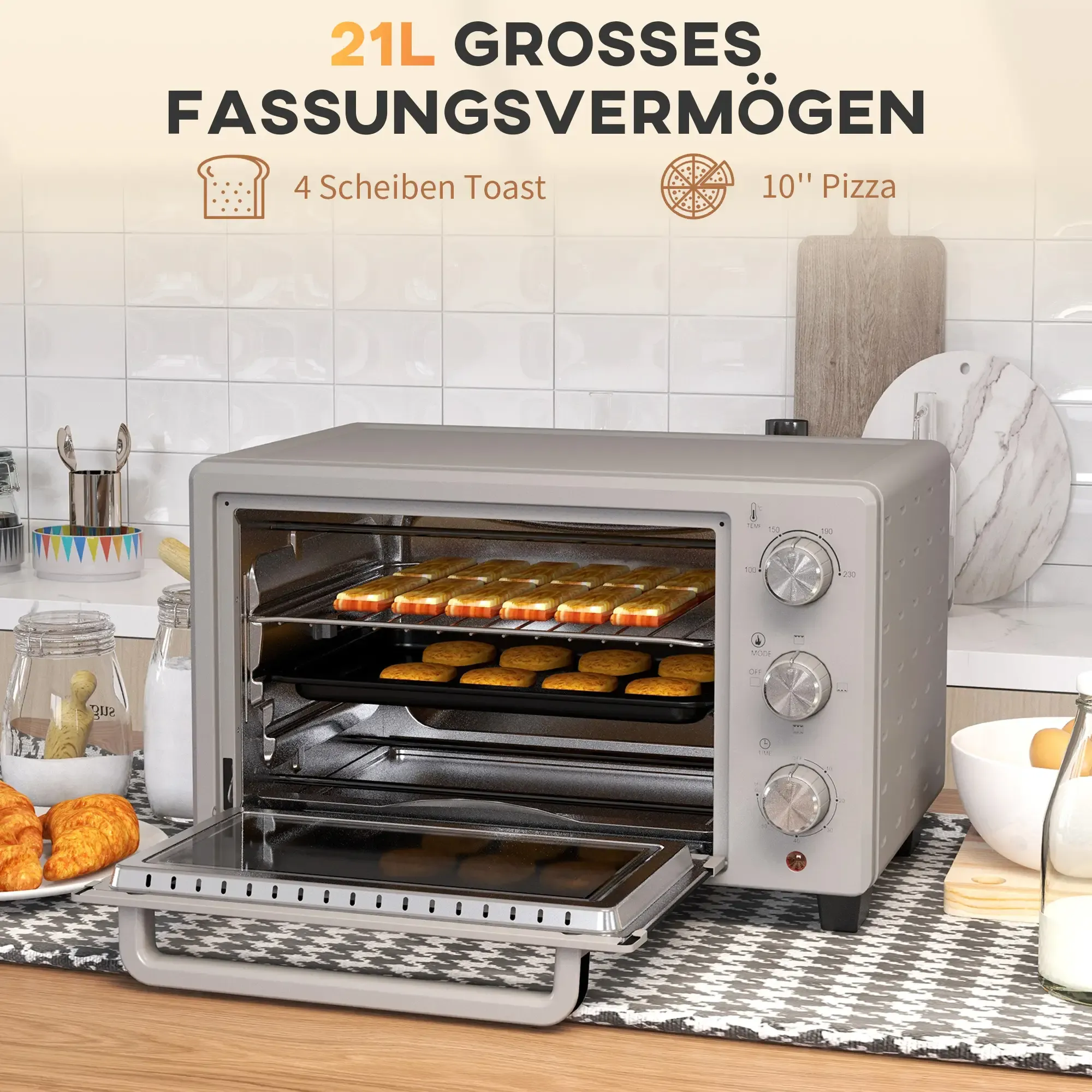 Ein grauer Ofen mit geöffneter Tür, der Backwaren zeigt. Im Hintergrund befindet sich eine Theke mit anderen Küchenartikeln.