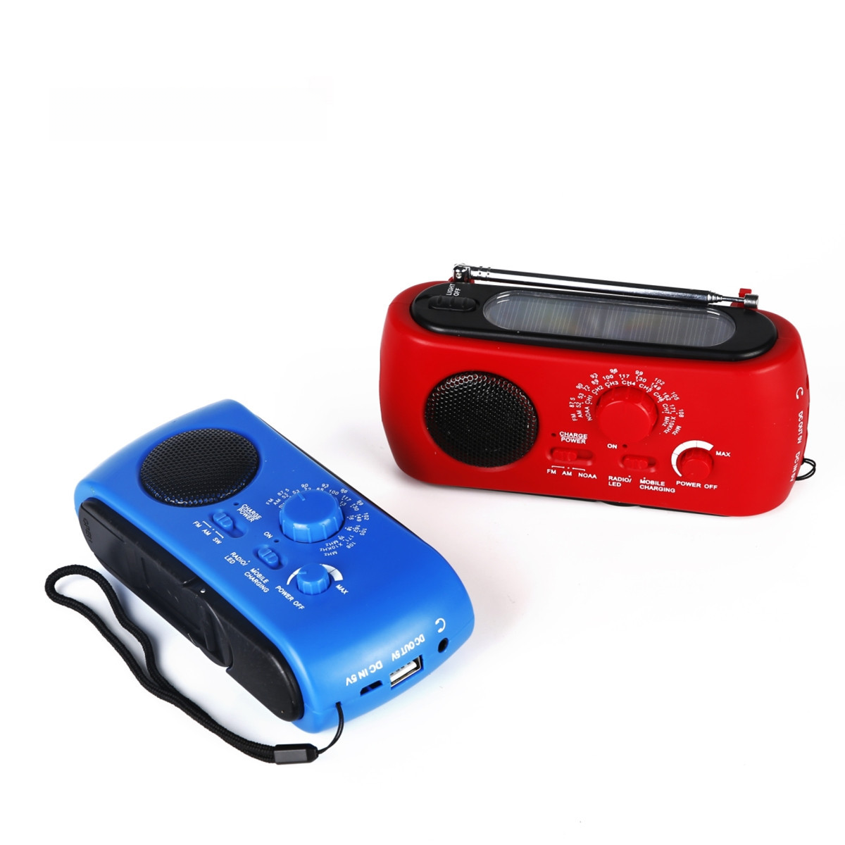 Zwei Radios, eines rot und eines blau. Das rote Radio hat ein Solarpanel. Beide befinden sich auf einer weißen Oberfläche.