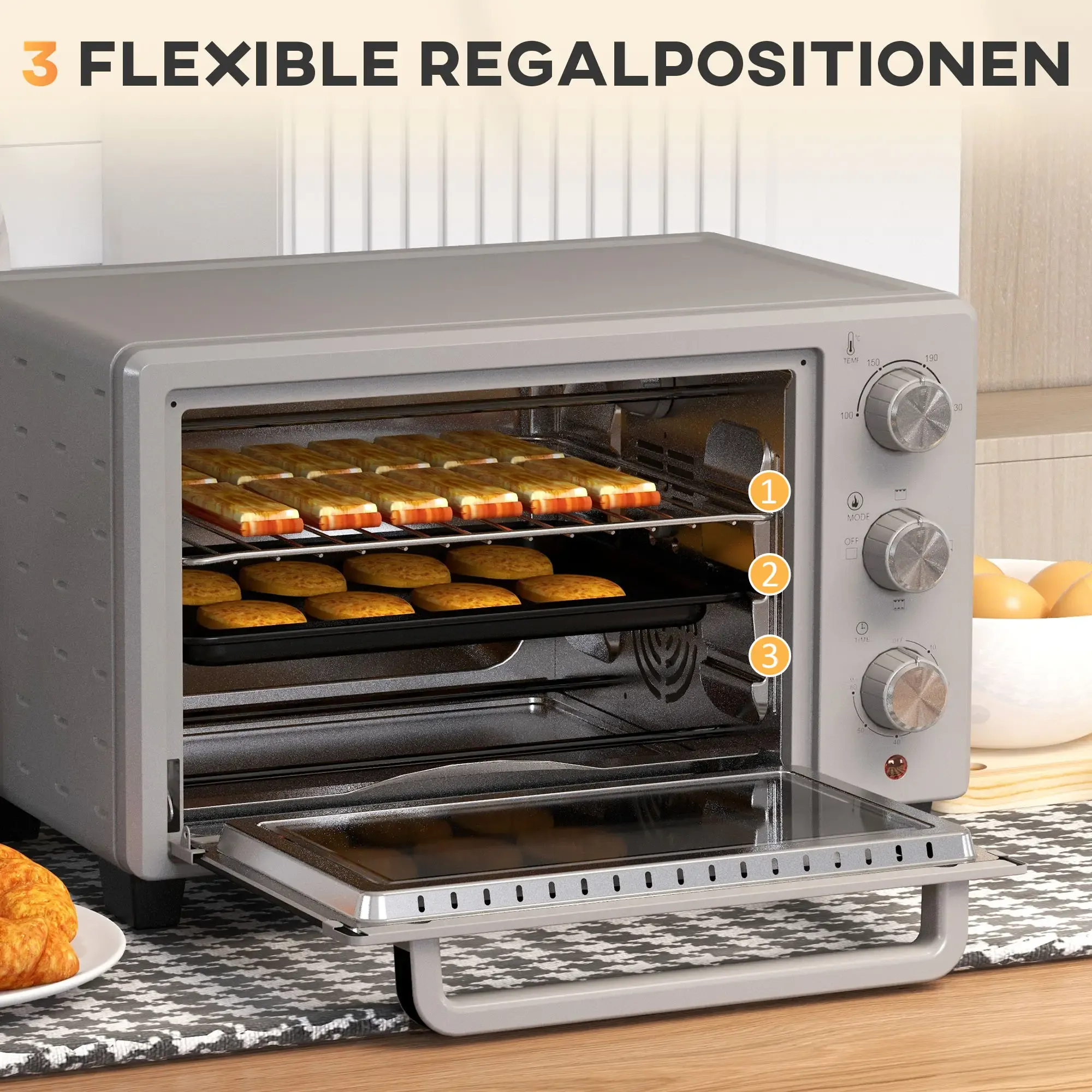 Ein offener grauer Ofen mit Backwaren auf Rosten. Knöpfe rechts. Links ein Croissant.