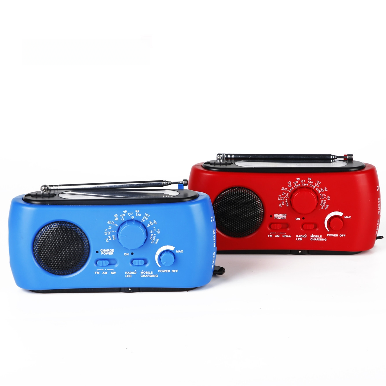 Zwei Radios: eines blau, eines rot. Beide haben Antennen und Drehregler. Das blaue Radio ist im Vordergrund, das rote im Hintergrund. Weißer Hintergrund.
