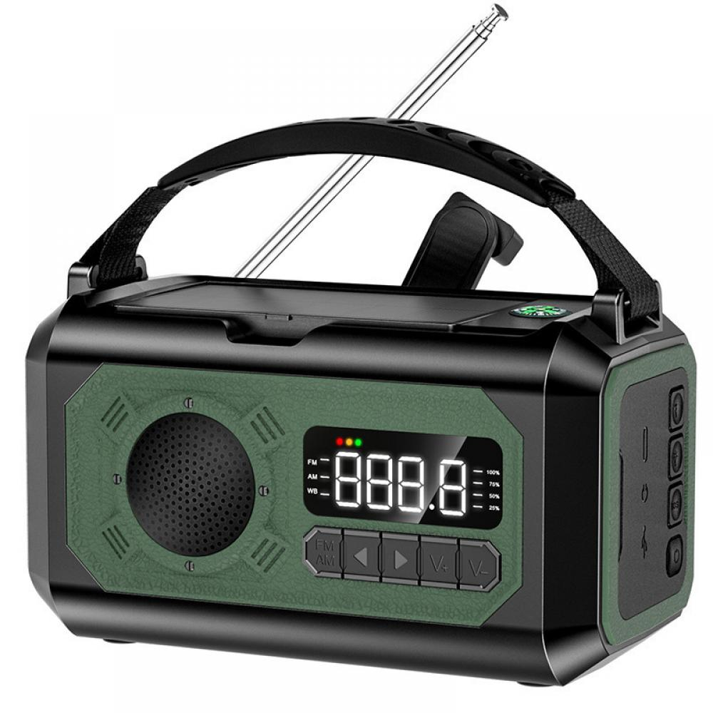 Ein tragbares, schwarz-grünes Radio mit Digitalanzeige und Antenne. Es hat einen Griff. Knöpfe für FM, AM und Lautstärkeregelung sind vorhanden.