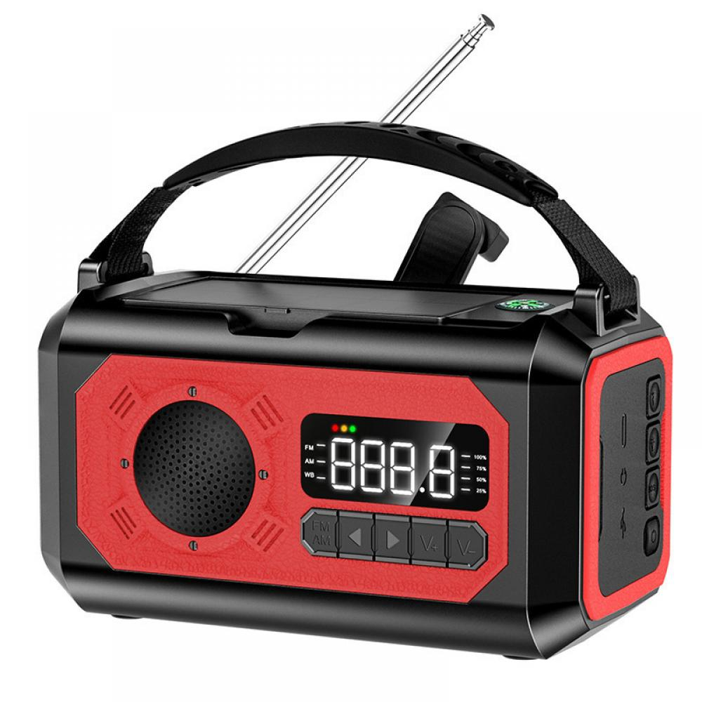 Ein schwarz-rotes Radio mit Griff und Antenne. Es hat ein Digitaldisplay mit Zahlen und Tasten zur Steuerung.