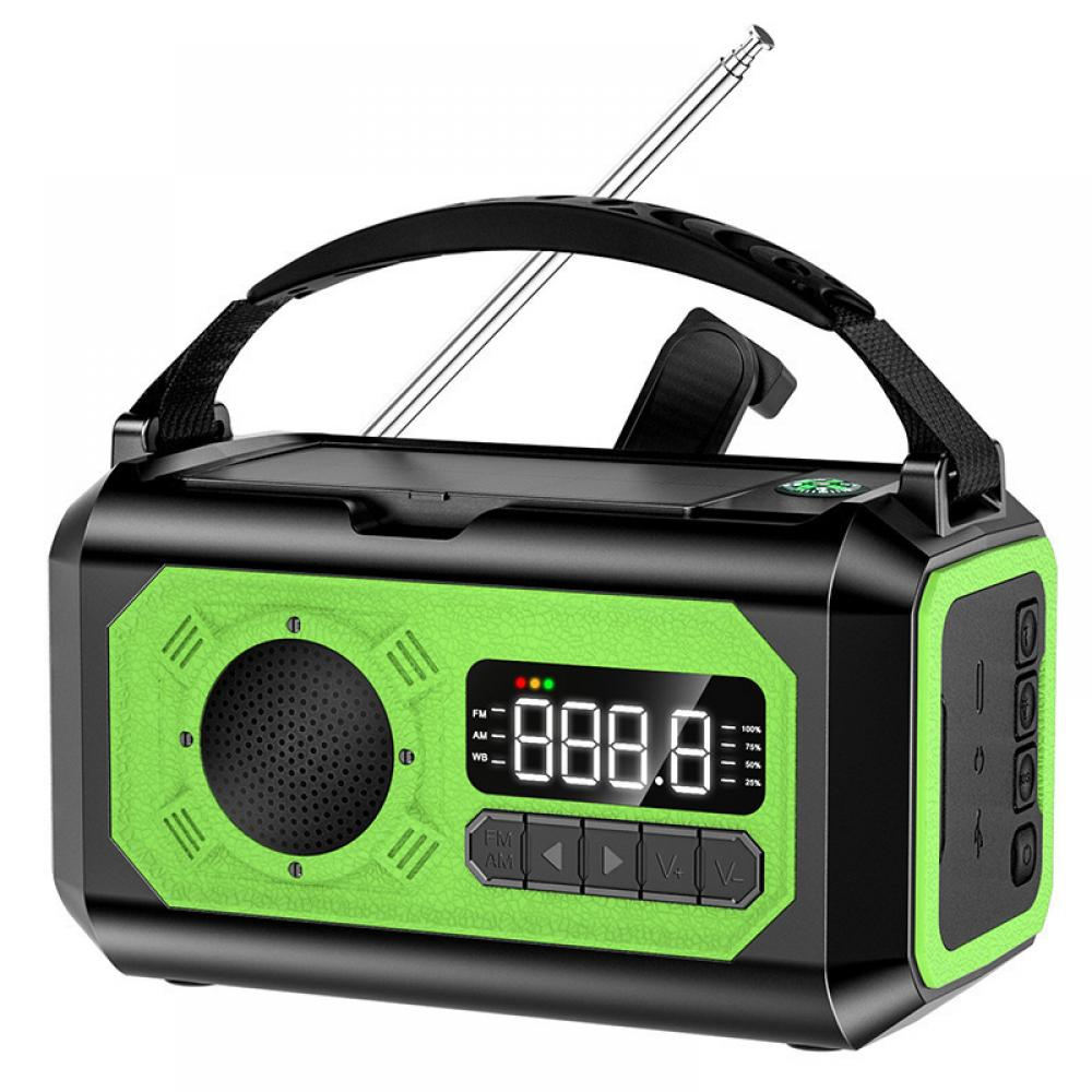 Ein schwarz-grünes Radio mit Griff und Antenne. Es hat ein digitales Display und Knöpfe. Der Lautsprecher ist vorne.