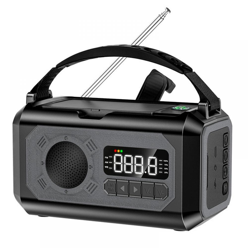 Ein tragbares Radio in Schwarz und Grau mit Griff und Antenne. Es hat eine Digitalanzeige und mehrere Knöpfe.