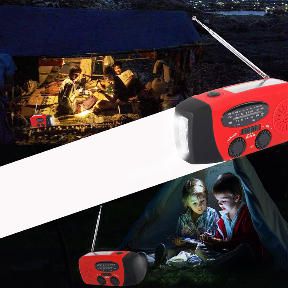 Rotes Radio mit Taschenlampe beleuchtet dunkle Szene mit Personen in einem Zelt und Unterstand. Zwei Kinder und eine Gruppe sind vorhanden.
