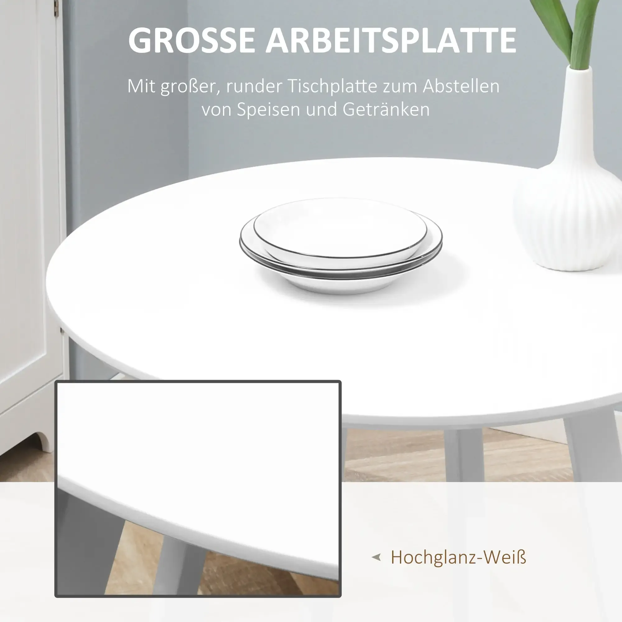 Ein weißer runder Tisch mit zwei Tellern, einer weißen Vase und einem weißen Schrank im Hintergrund. Text: GROSSE ARBEITSPLATTE.
