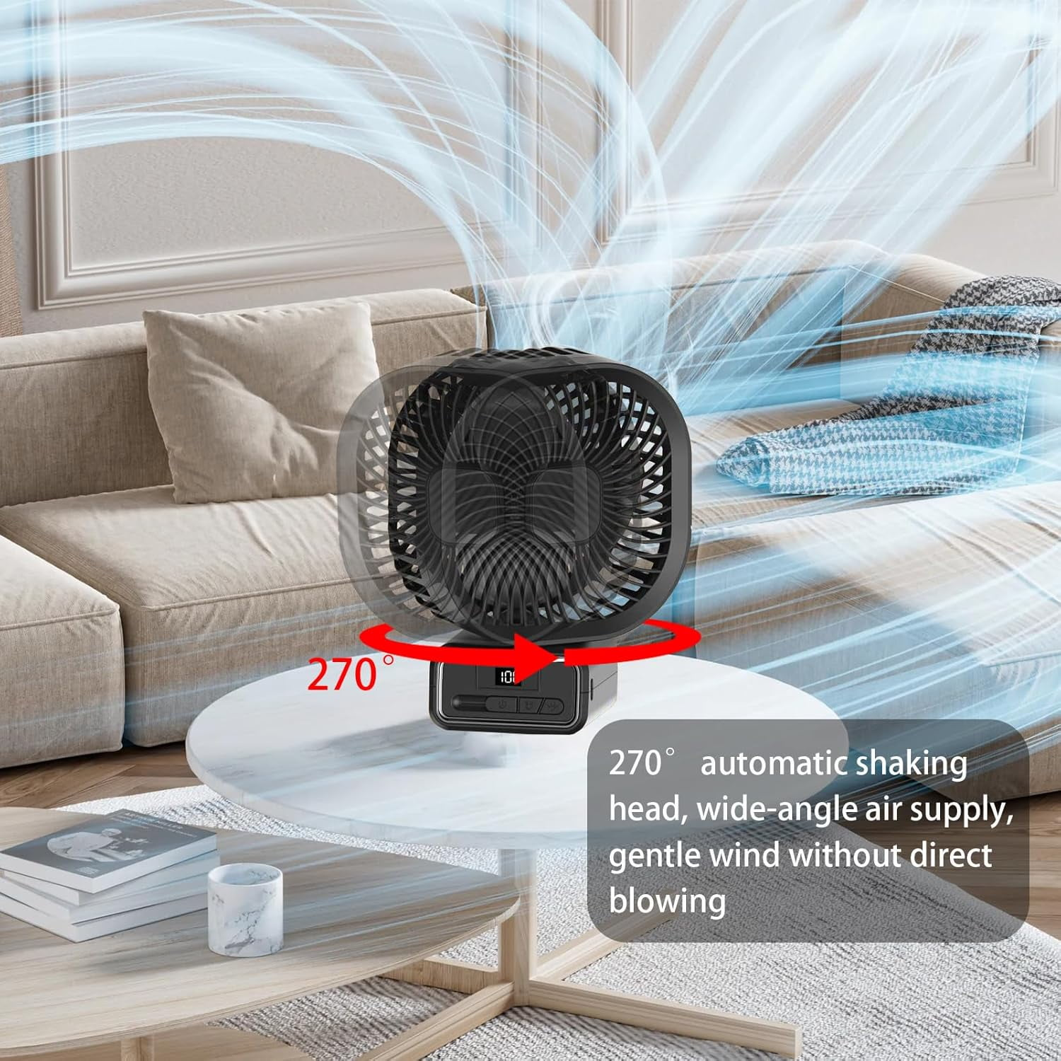 Ein schwarzer Ventilator auf einem Tisch mit 270°-Rotationsanzeige. Luftstromlinien werden gezeigt. Im Hintergrund ist ein Sofa zu sehen.