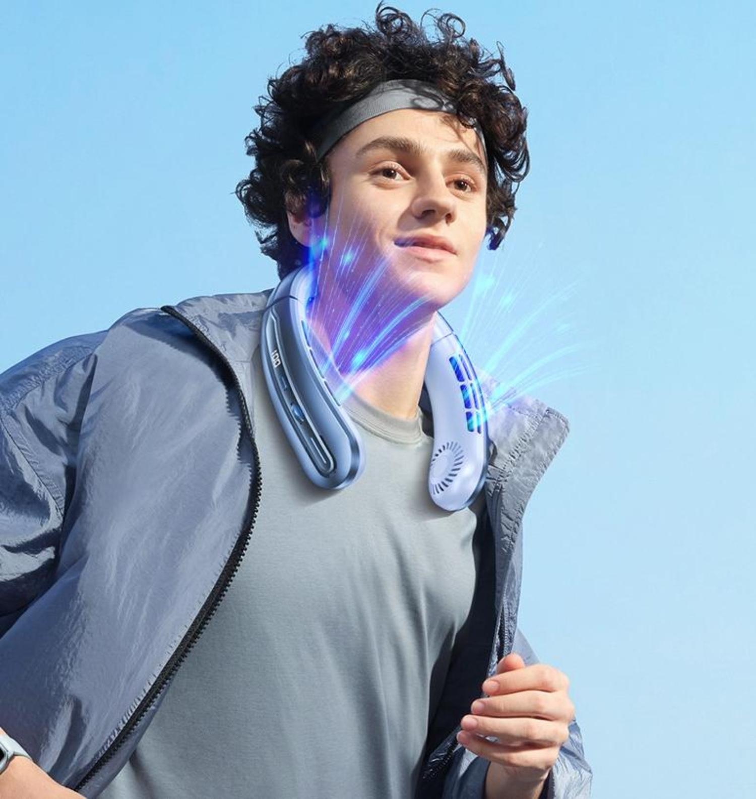 Ein Mann mit Nackenfächer rennt. Er trägt ein graues Hemd und eine Jacke, ein Stirnband, mit blauen Lichteffekten.