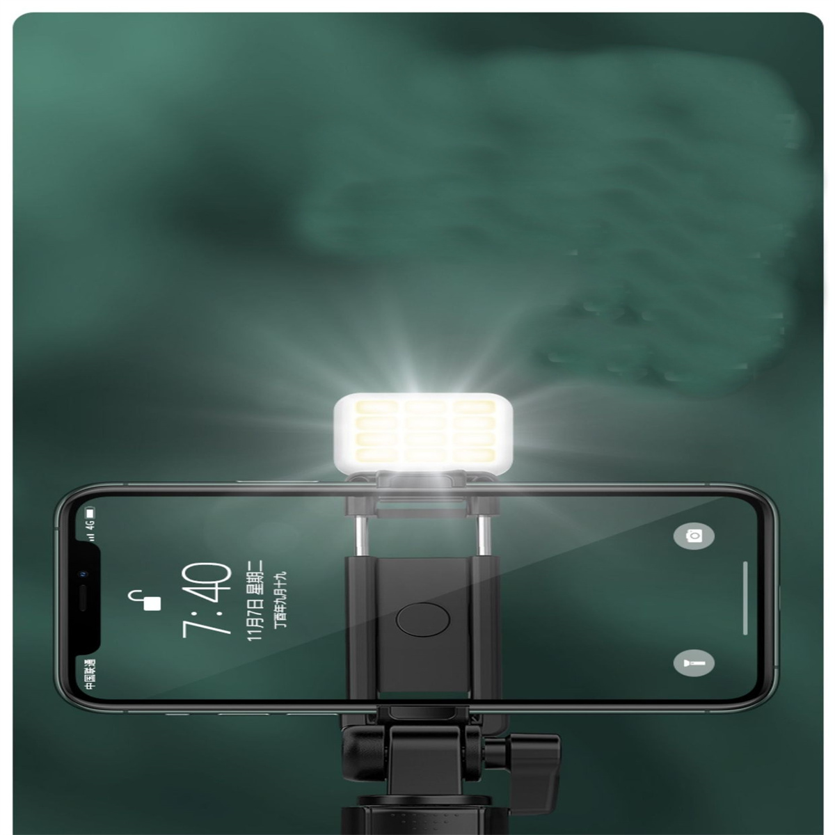 Ein Smartphone ist auf einem Stativ befestigt, mit einem Blitzlicht oben. Der Bildschirm zeigt 7:40 und Kamera-App-Symbole. Grüner Hintergrund.