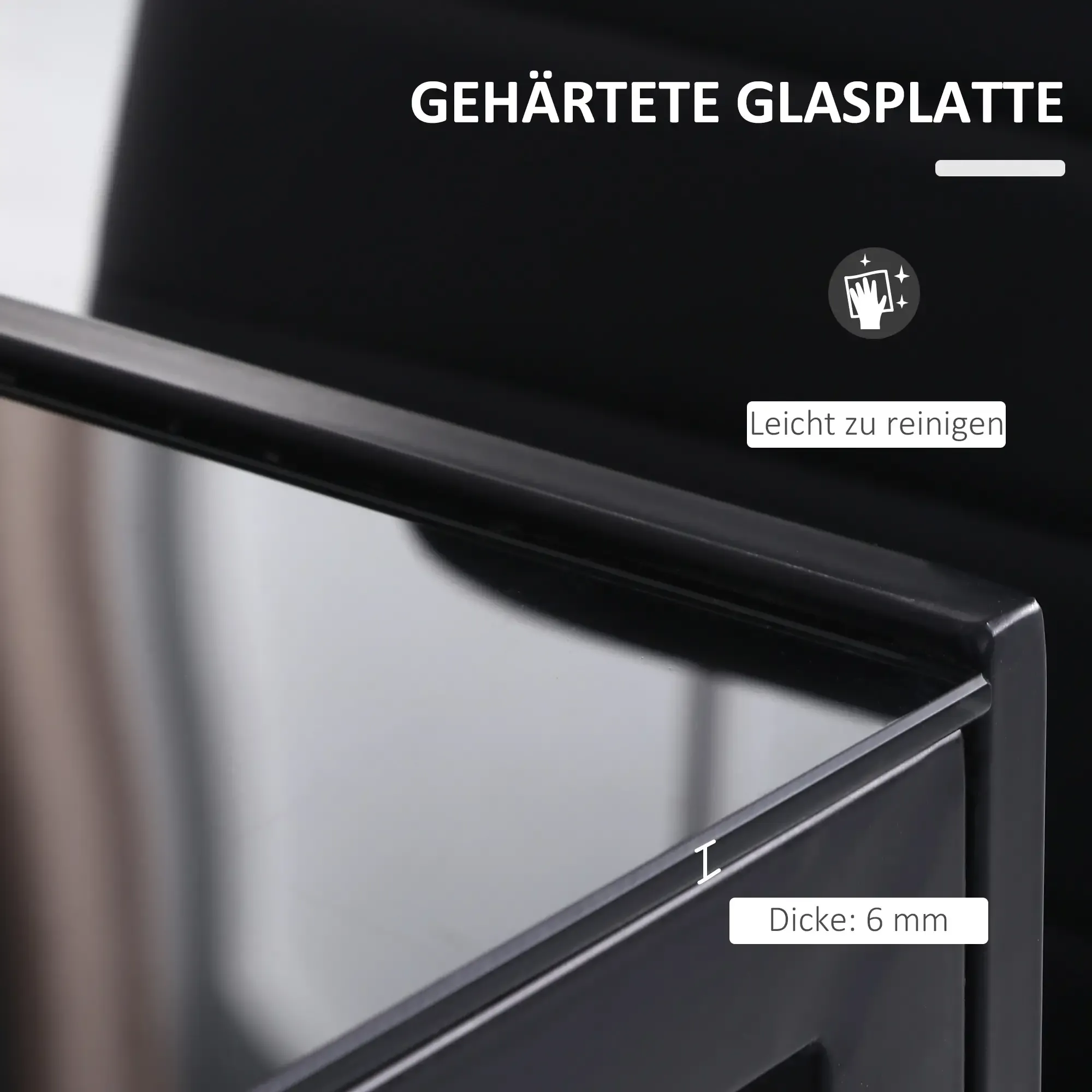 Nahaufnahme einer schwarzen Glasscheibe mit dem Text 'Gehärtete Glasplatte' und 'Dicke: 6 mm'.