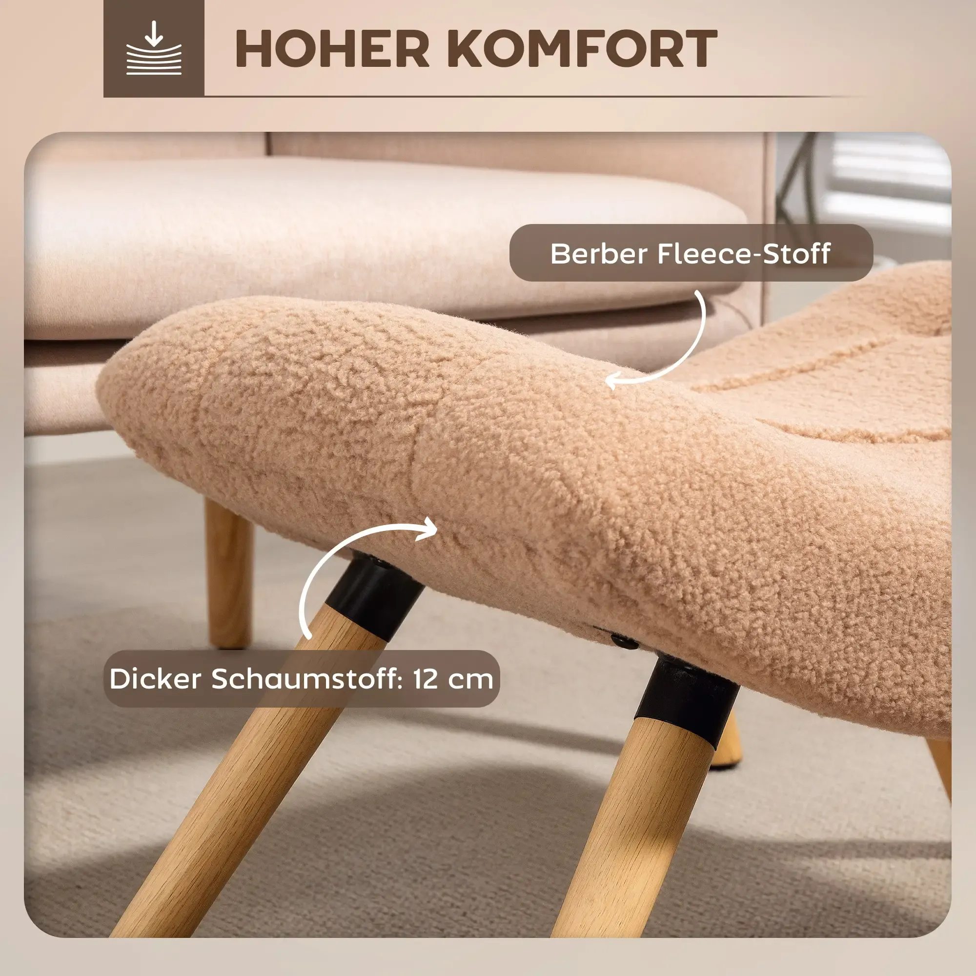 Ein beiger Fußhocker mit Berberfleece, dickem Schaumstoff und Holzbeinen. Der Hintergrund hat ein beiges Sofa.