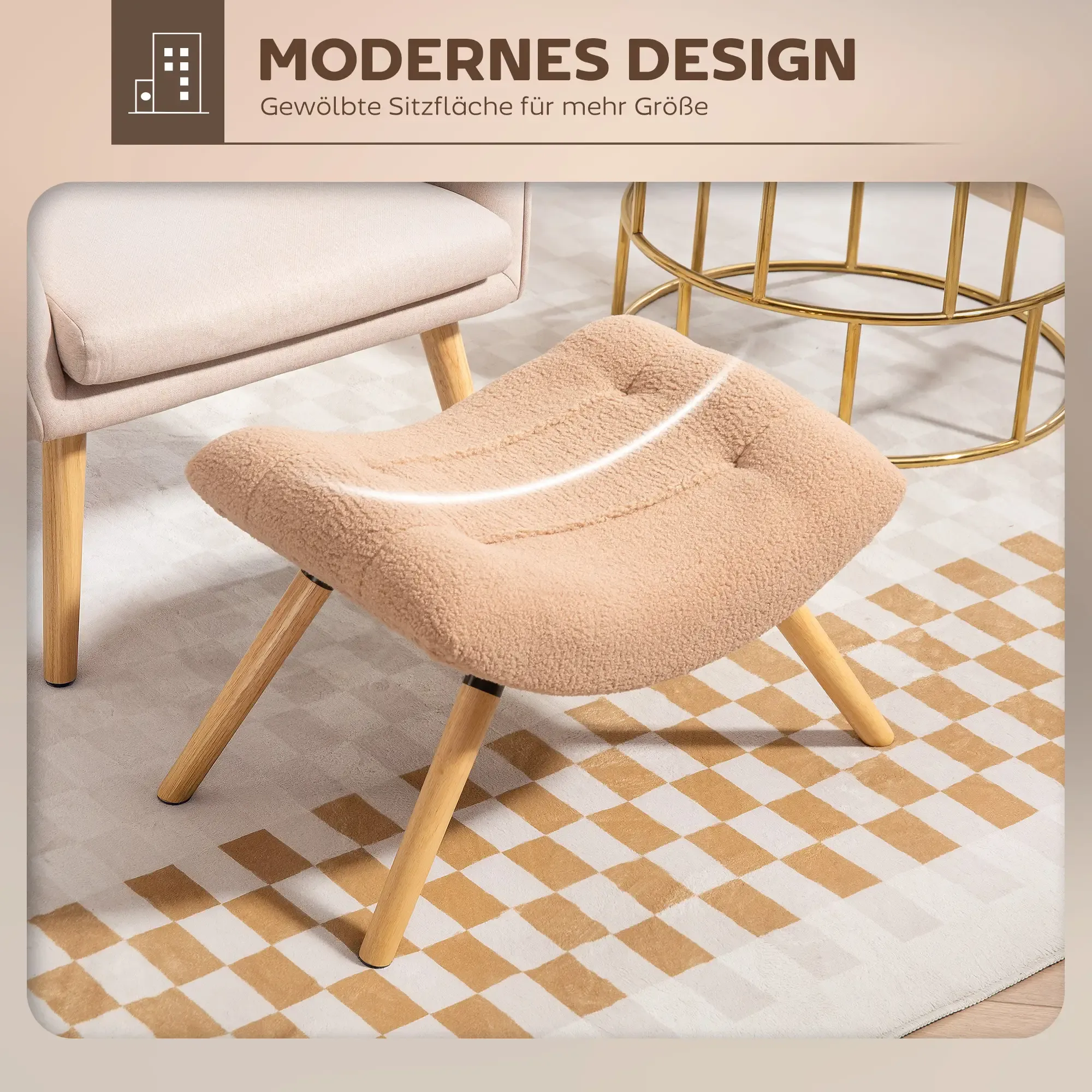 Ein beiger, flauschiger Hocker mit Holzbeinen steht auf einem karierten Teppich. Ein beiger Stuhl und ein goldener Hocker sind im Hintergrund.