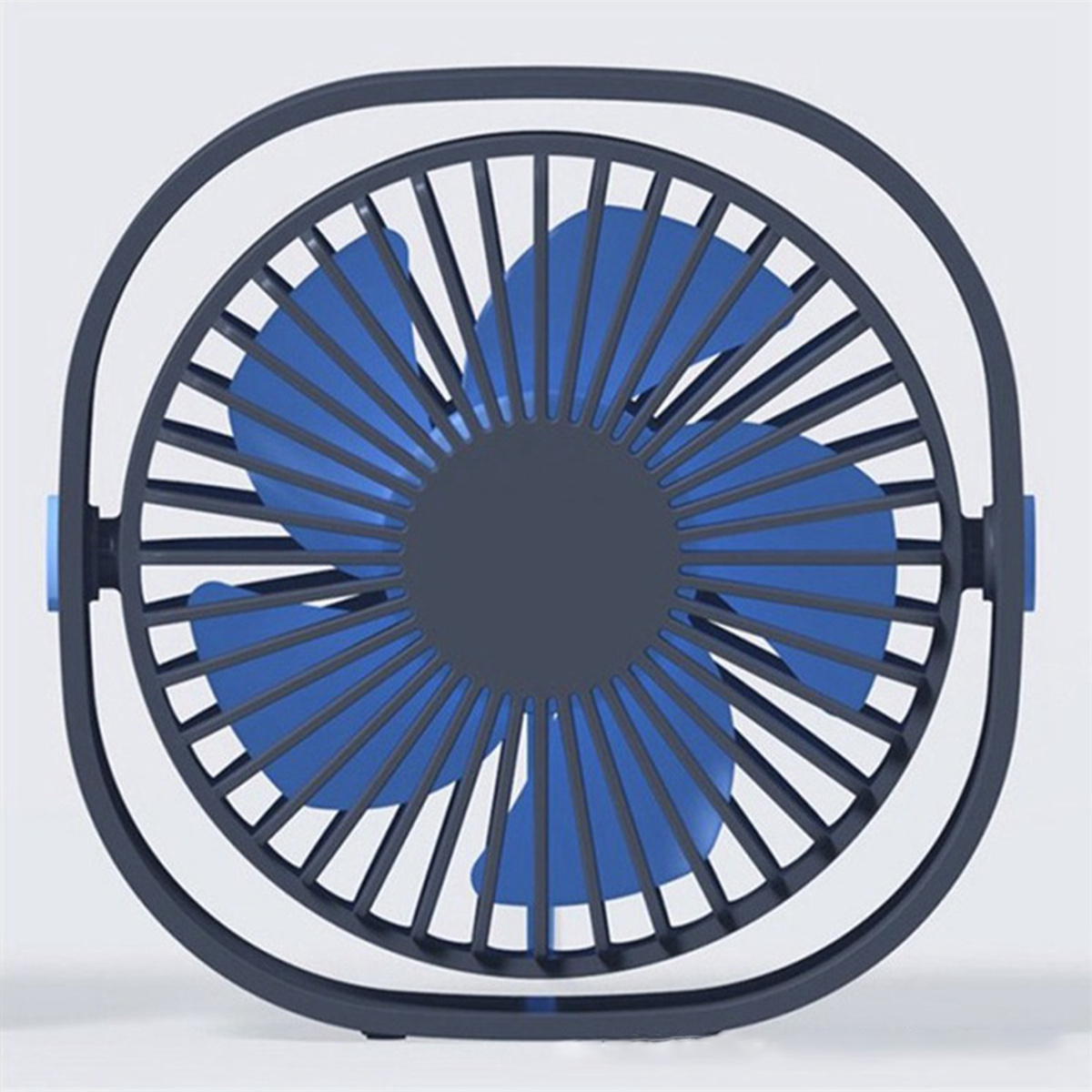 Ein blau-grauer Schreibtischventilator. Er hat ein kreisförmiges Design mit Blättern in einem Schutzgitter und Griff.