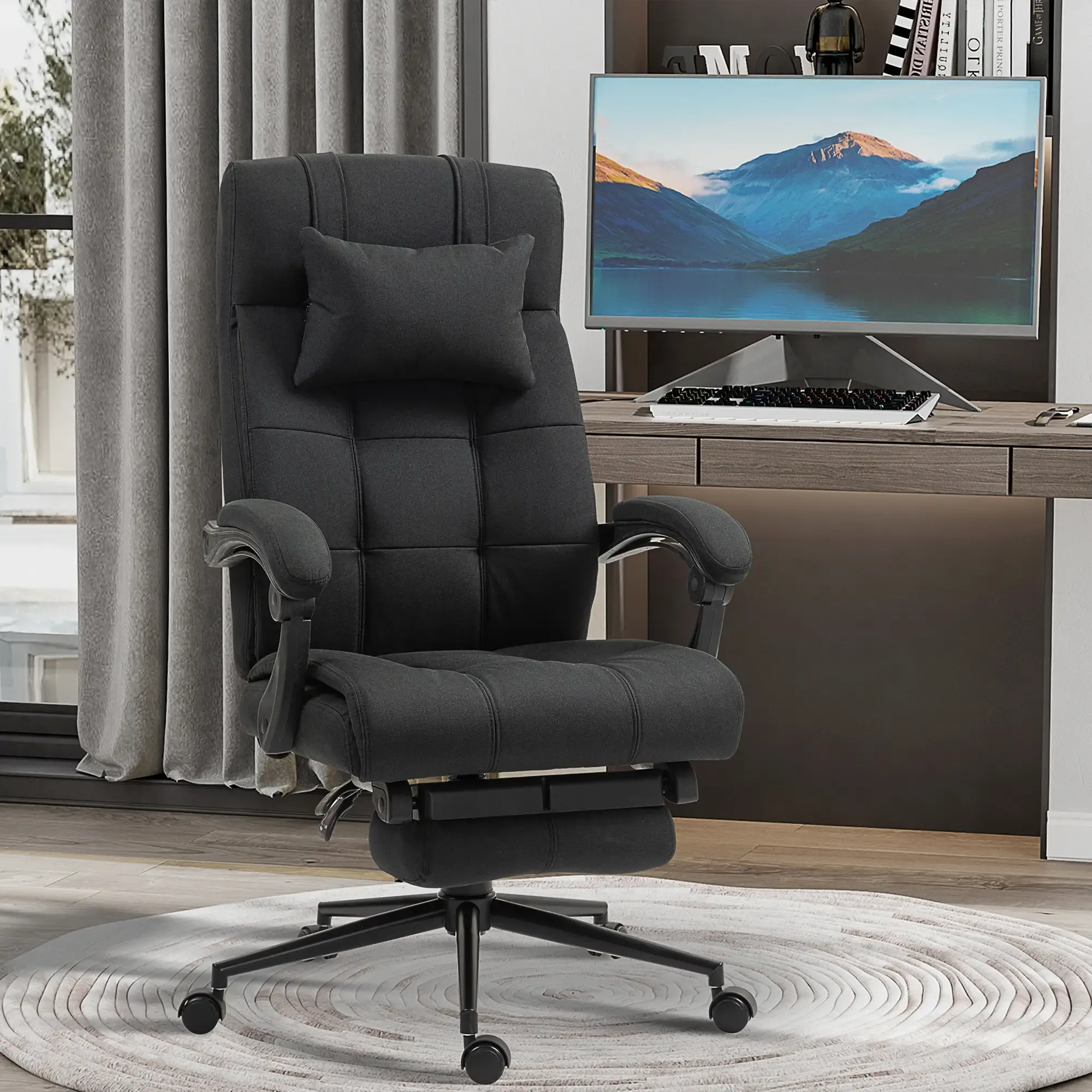 Ein schwarzer Bürostuhl mit Kopfstütze steht vor einem Computertisch. Auf dem Monitor ist eine Berglandschaft zu sehen.