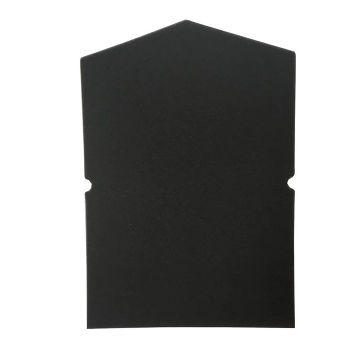 Ein schwarzes, schildförmiges Objekt mit spitzem oberem Ende und zwei kleinen Kerben an den Seiten, vor weißem Hintergrund.