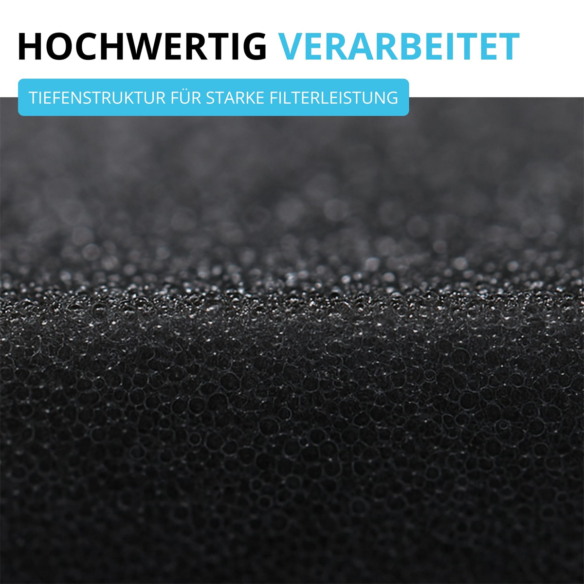 Nahaufnahme eines schwarzen Schaummaterials mit Textüberlagerung. Der Text lautet 'HOCHWERTIG VERARBEITET' und 'TIEFENSTRUKTUR FÜR STARKE FILTERLEISTUNG'.