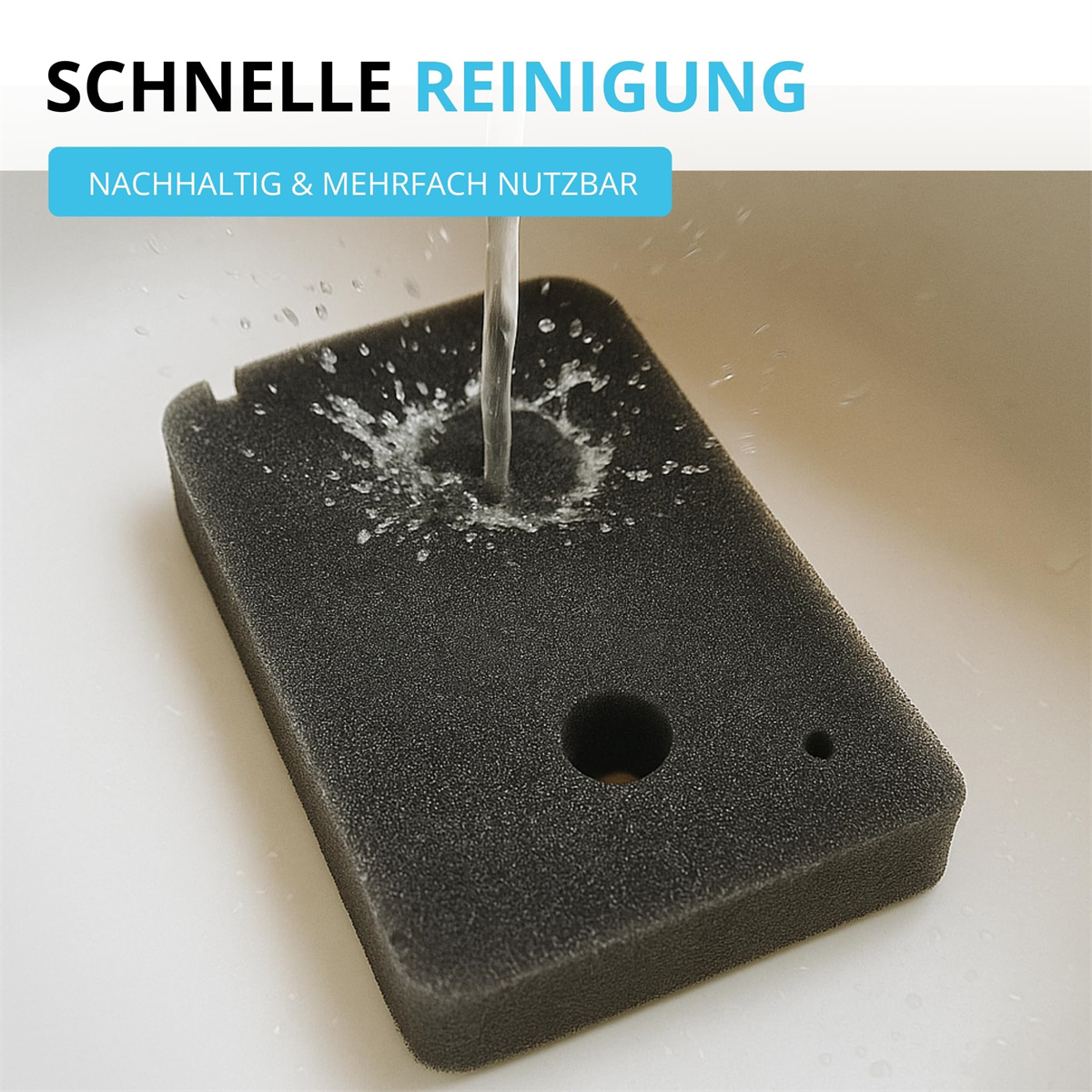 Schwarzer Schwamm wird mit Wasser gereinigt. Wasserstrahl trifft auf den Schwamm und erzeugt einen Spritzer. Weißer Hintergrund.