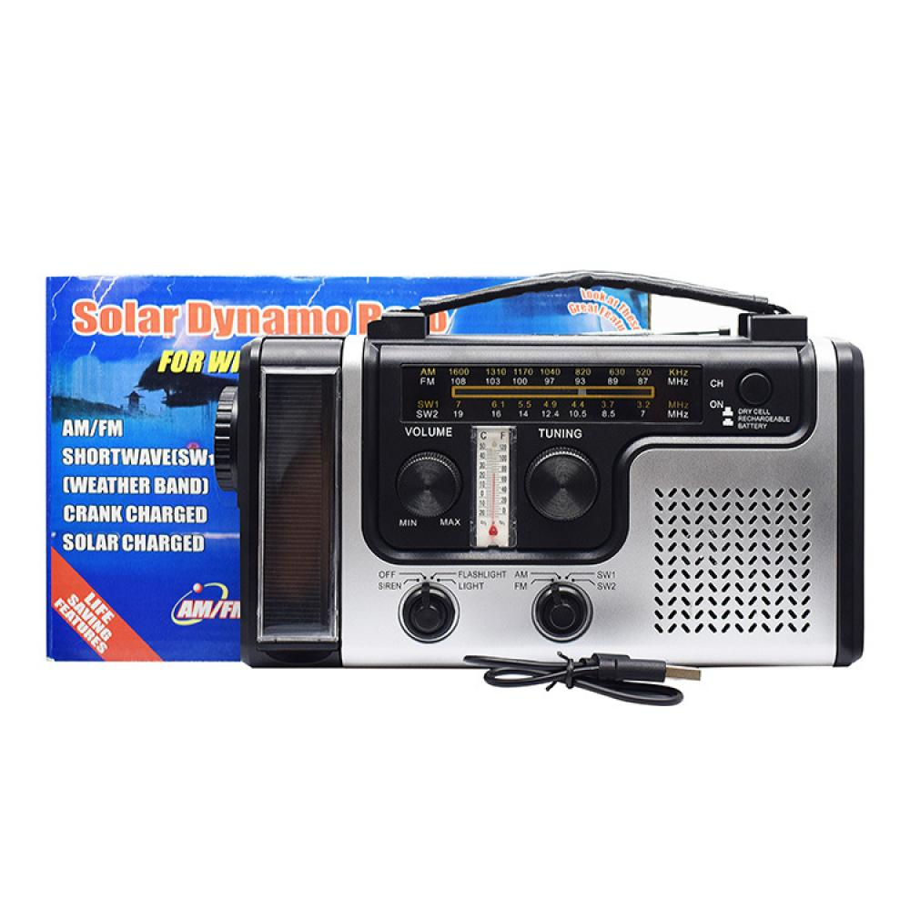 Ein silber-schwarzes Solarradio mit Griff und verschiedenen Knöpfen, mit AM/FM und Kurzwellen-Funktionen.