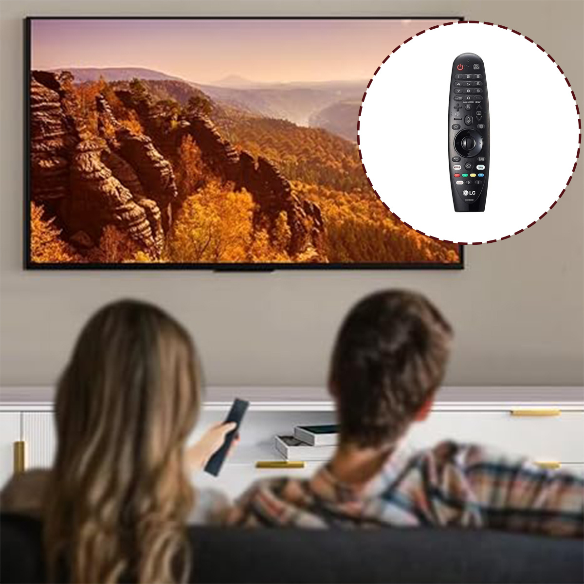 Paar schaut fern, hält Fernbedienungen. LG-Fernseher zeigt Landschaft. Fernbedienung-Nahaufnahme. Frau links.