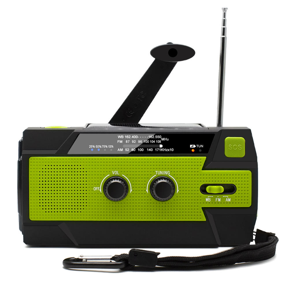 Ein grünes und schwarzes tragbares Radio mit Griff, Antenne und Knöpfen für Lautstärke, Abstimmung und SOS, mit einer Handschlaufe.