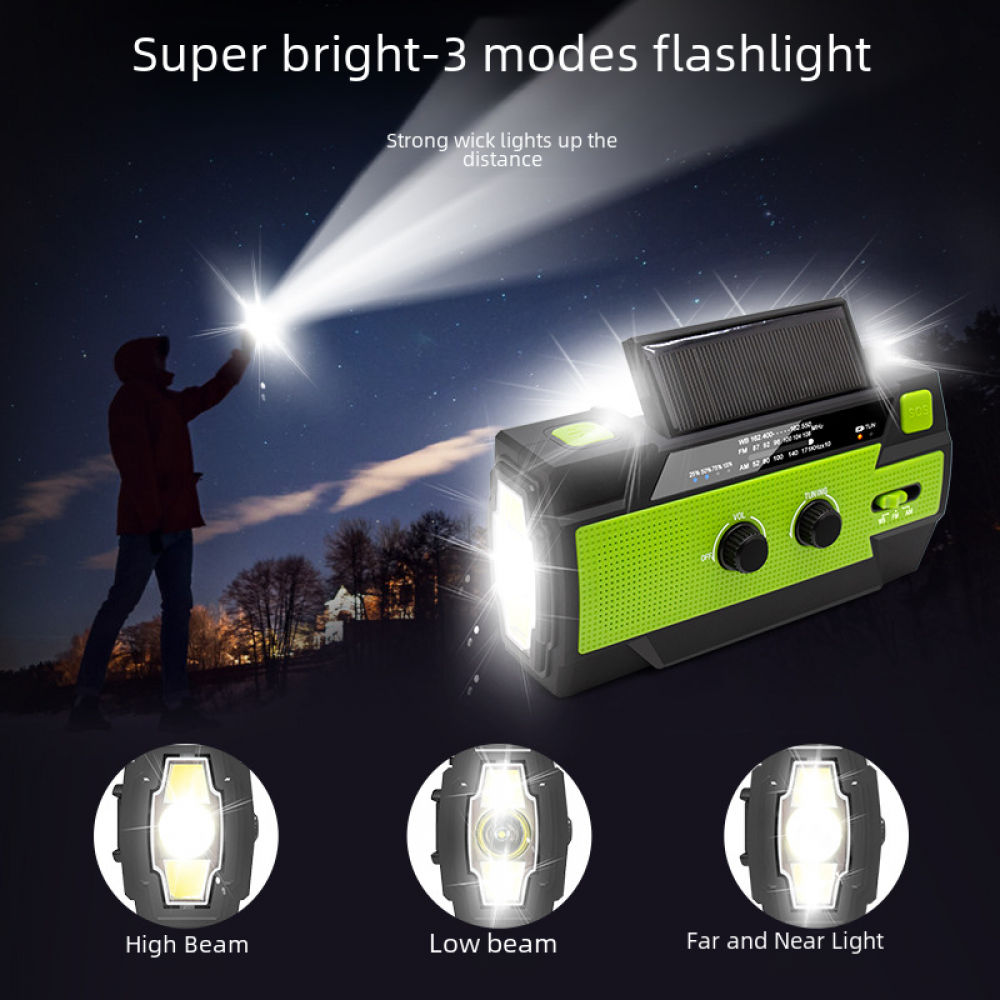 Eine Taschenlampe mit 3 Modi, einem Solarpanel und einem Radio. Eine Person im Dunkeln richtet einen Taschenlampenstrahl nach oben. Die Modi sind hoch, niedrig und fern/nah.
