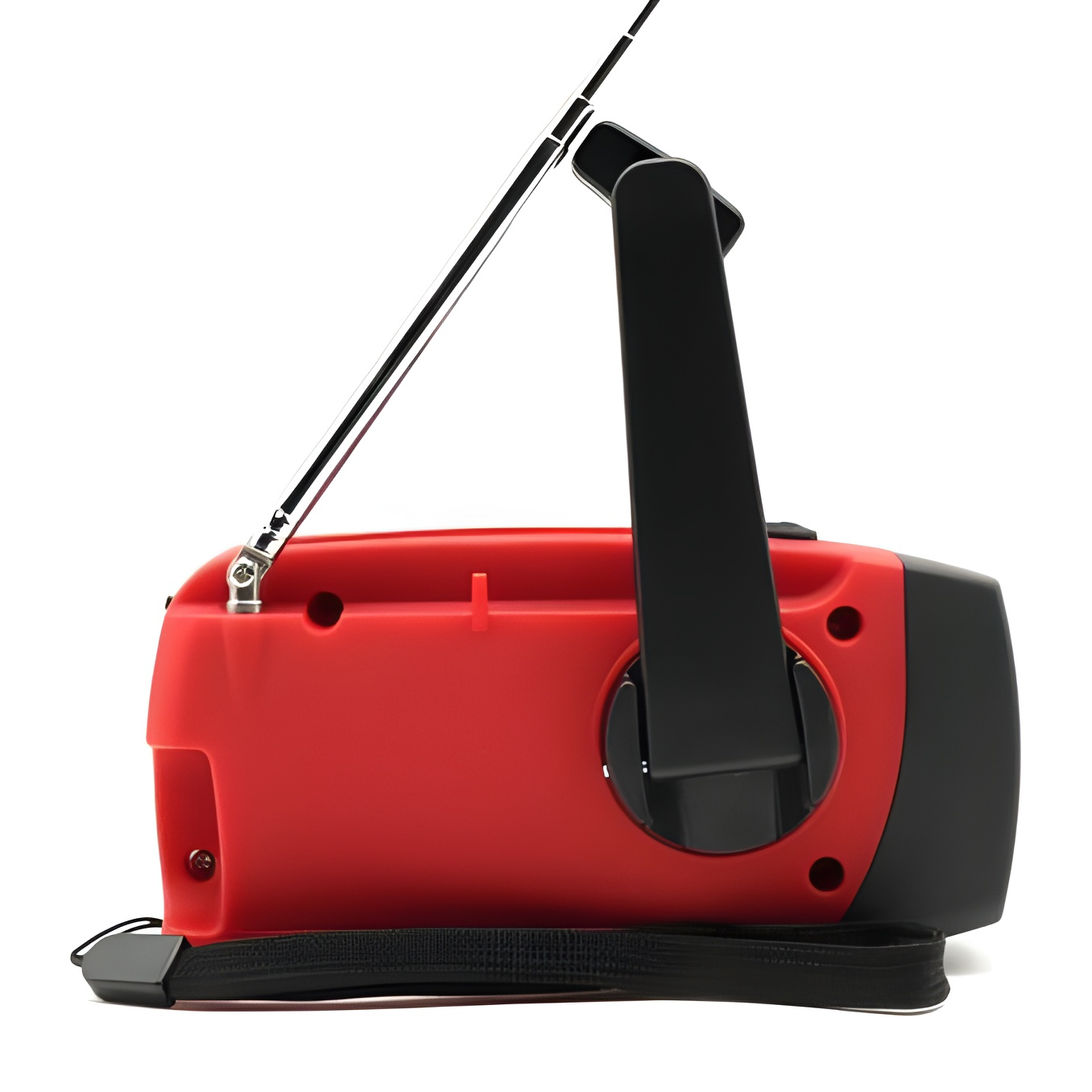 Rotes und schwarzes Kurbelradio. Verfügt über eine silberne Antenne und einen schwarzen Griff. Es ist auf weißem Hintergrund.