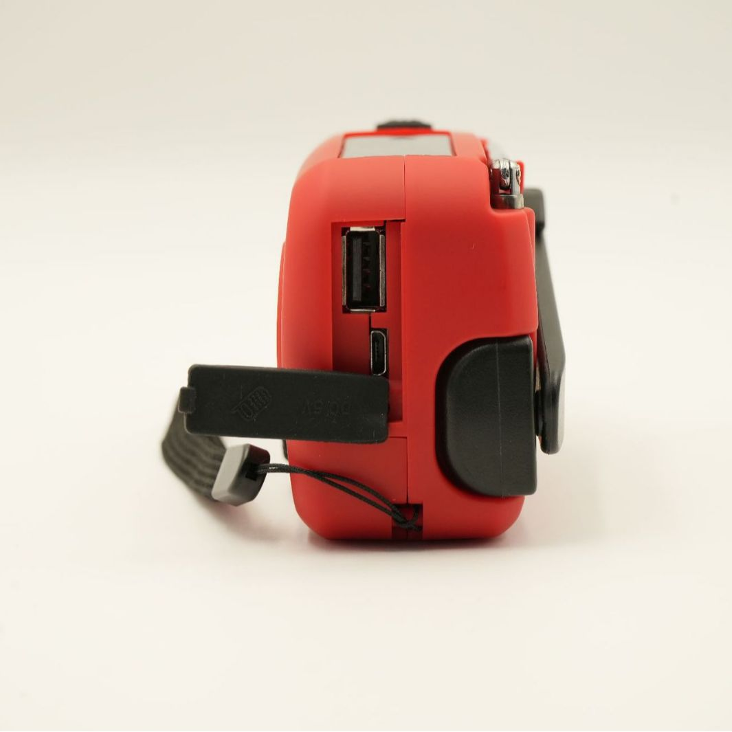 Ein rotes Notfallradio mit USB-Anschlüssen, einer schwarzen Handkurbel und einer Handschlaufe. Der Hintergrund ist weiß.