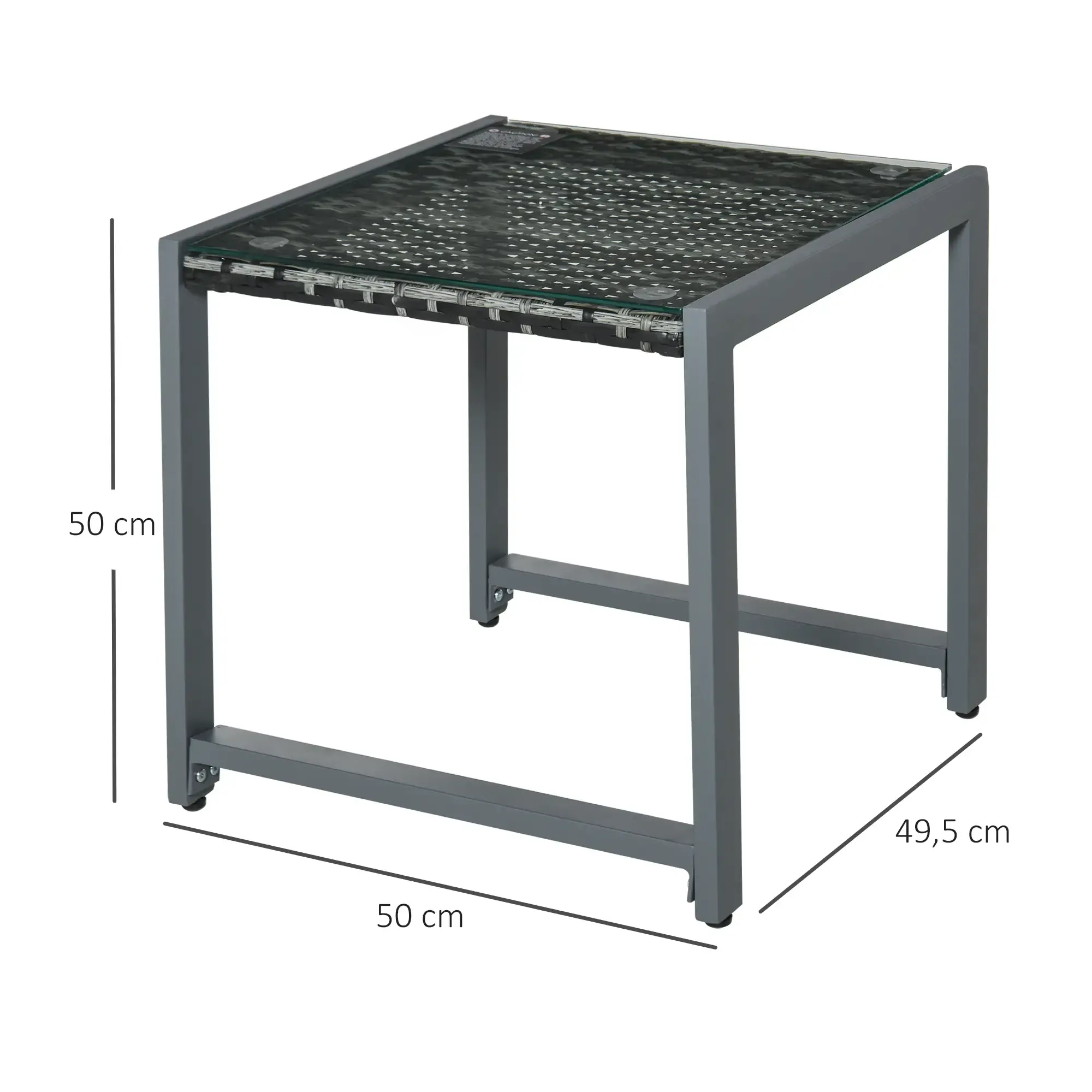 Ein quadratischer, grauer Outdoor-Tisch mit Glasplatte. Die Abmessungen sind mit 50 cm x 50 cm x 49,5 cm angegeben. Er hat eine gewebte Blende.