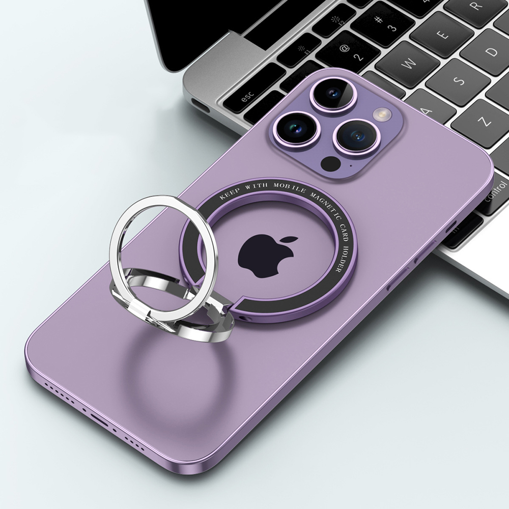 Ein lila iPhone mit Ringhalterung und Apple-Logo liegt auf einer Laptop-Tastatur. Die Handyhülle hat einen Kartenhalter.