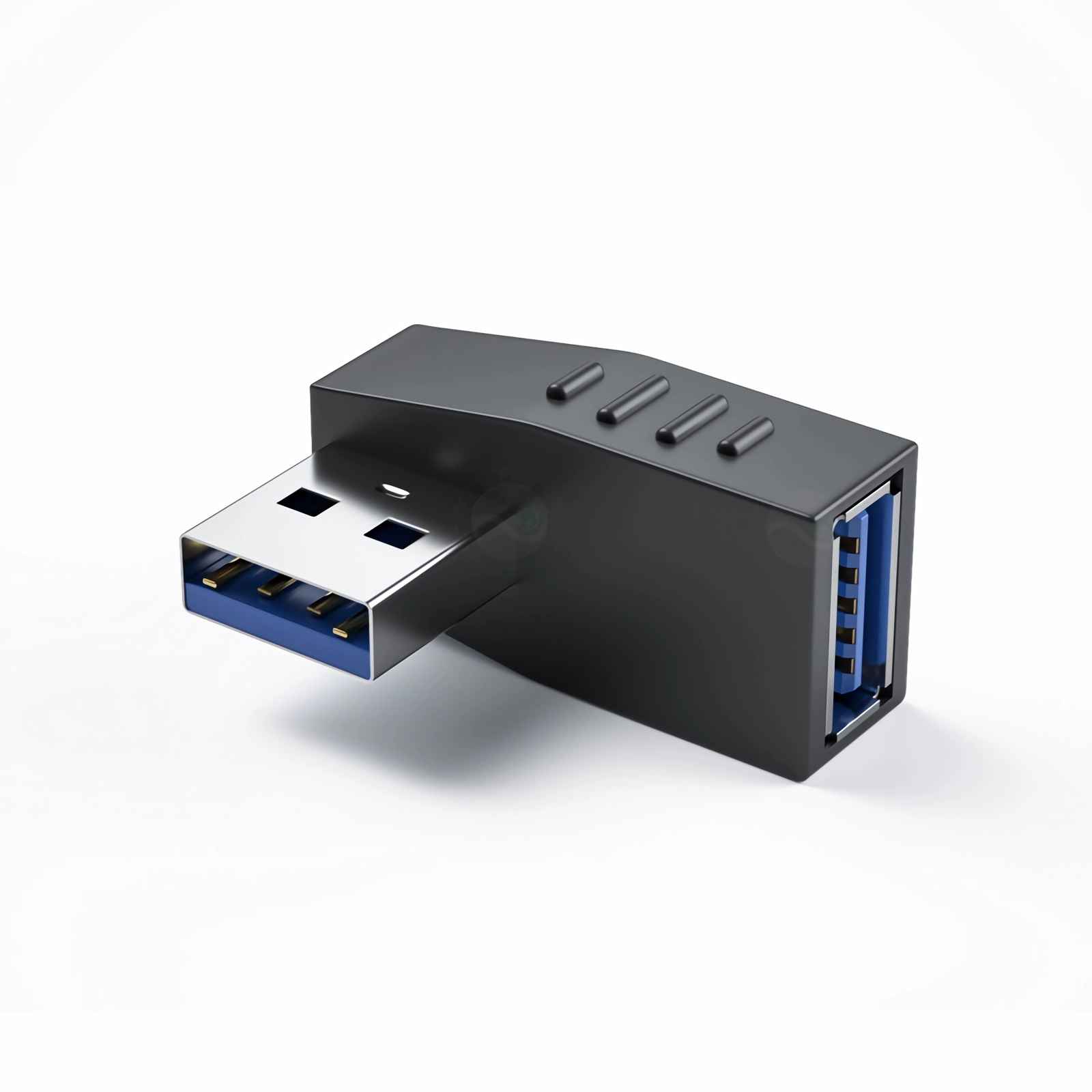 Ein schwarzer USB-Adapter mit silbernem und blauem Stecker liegt auf weißem Hintergrund.
