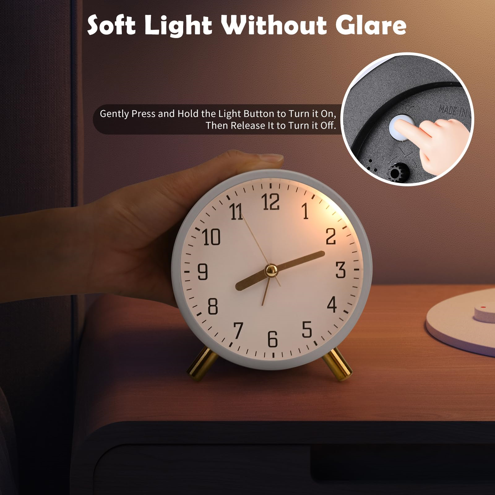 Eine Uhr mit goldenen Beinen und Zeigern. Eine Hand drückt einen Knopf auf einem Detailausschnitt. Text sagt: 'Weiches Licht ohne Blendung'.