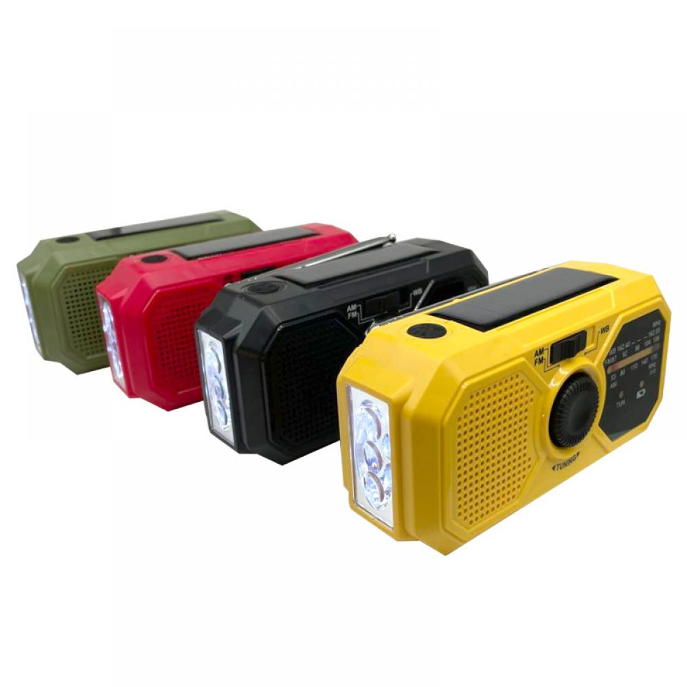 Vier Notfallradios in Grün, Rot, Schwarz und Gelb. Jedes hat eine Taschenlampe und ein Solarpanel. Das gelbe hat Bedienelemente.