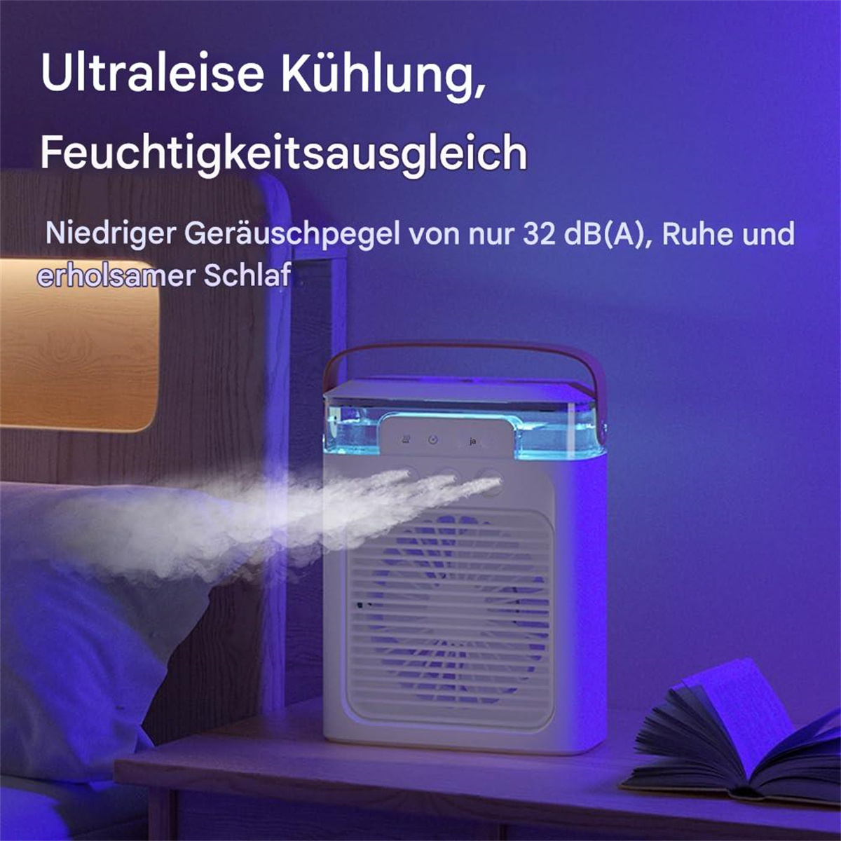 Ein weißer Luftkühler stößt Nebel aus. Er steht auf einem Nachttisch neben einem Bett und einem offenen Buch.