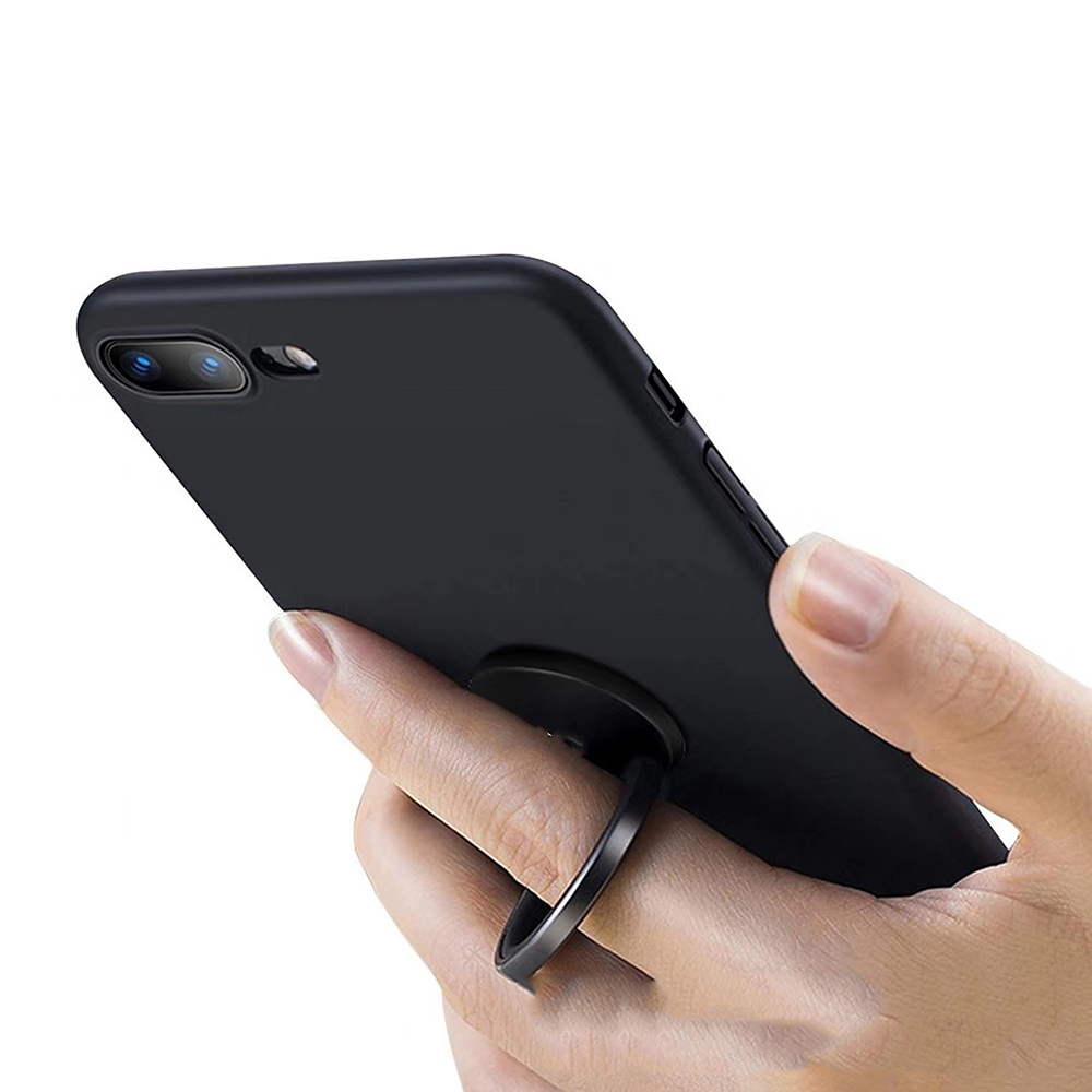 Ein schwarzes Smartphone wird von einer Hand gehalten. Es hat einen Ringhalter auf der Rückseite. Die Hand hält das Telefon mit dem Ring.