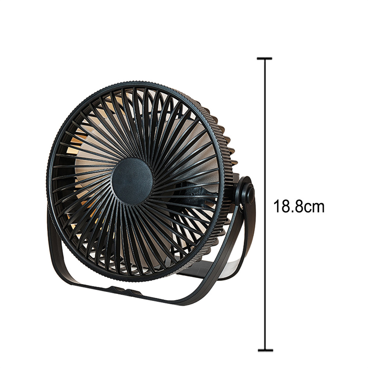 Ein schwarzer Schreibtischventilator steht auf einer weißen Oberfläche. Er hat einen runden Ventilator mit schwarzen Flügeln und einem Ständer.