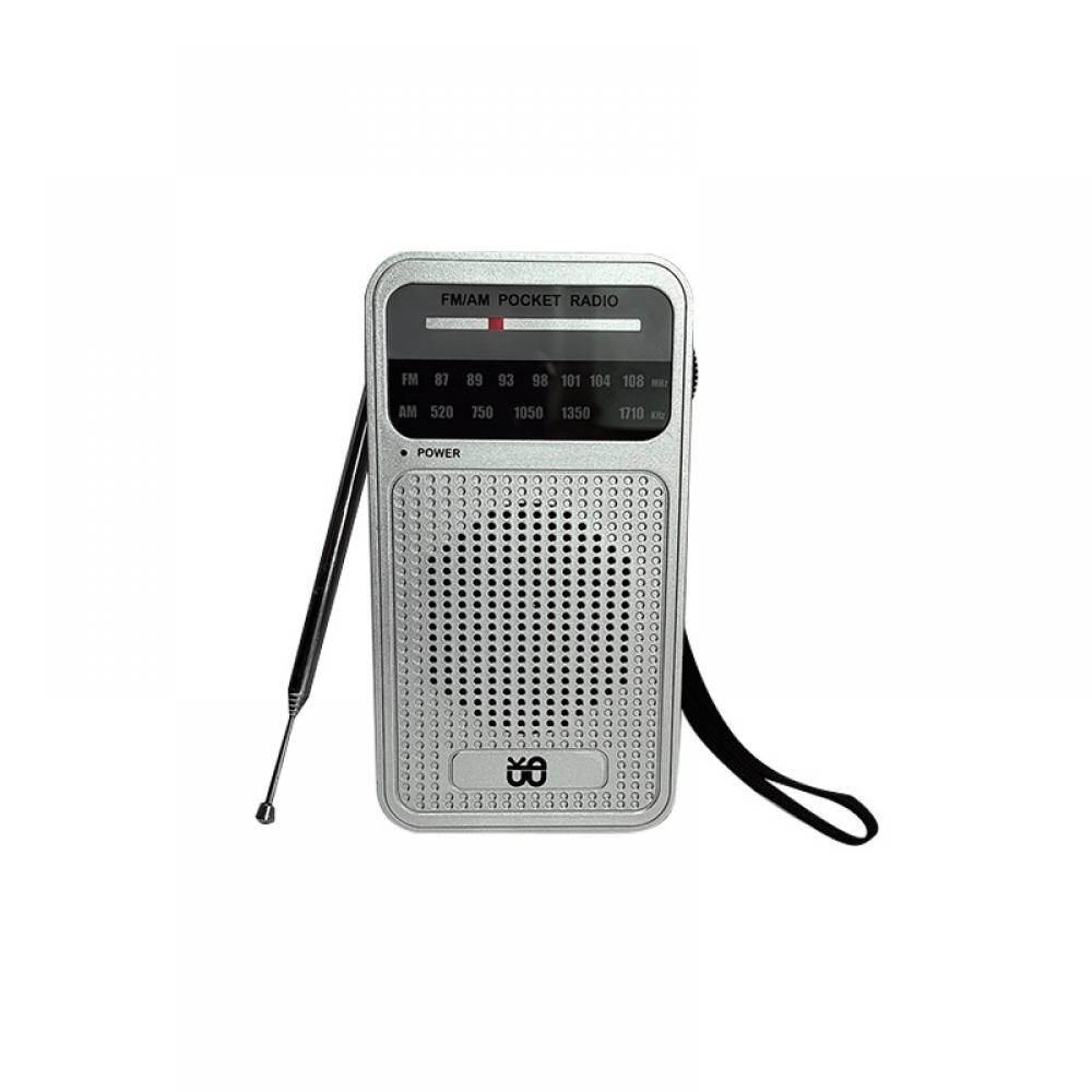 Silbernes Taschenradio mit Antenne und schwarzem Riemen. Zeigt Frequenznummern an. Perforiertes Lautsprecherfeld in der Mitte.