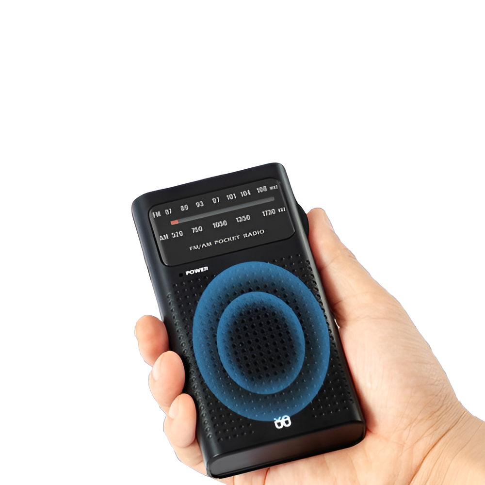 Eine Hand hält ein schwarzes FM/AM-Taschenradio. Das Radio hat einen Lautsprecher mit blauen Kreisen. Das Display zeigt Frequenzen.