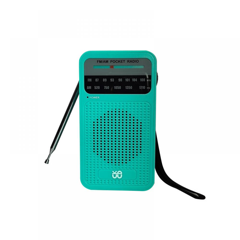 Ein türkisgrünes FM/AM-Taschenradio. Es hat eine schwarze Antenne und einen schwarzen Riemen. Das Display zeigt Frequenznummern.