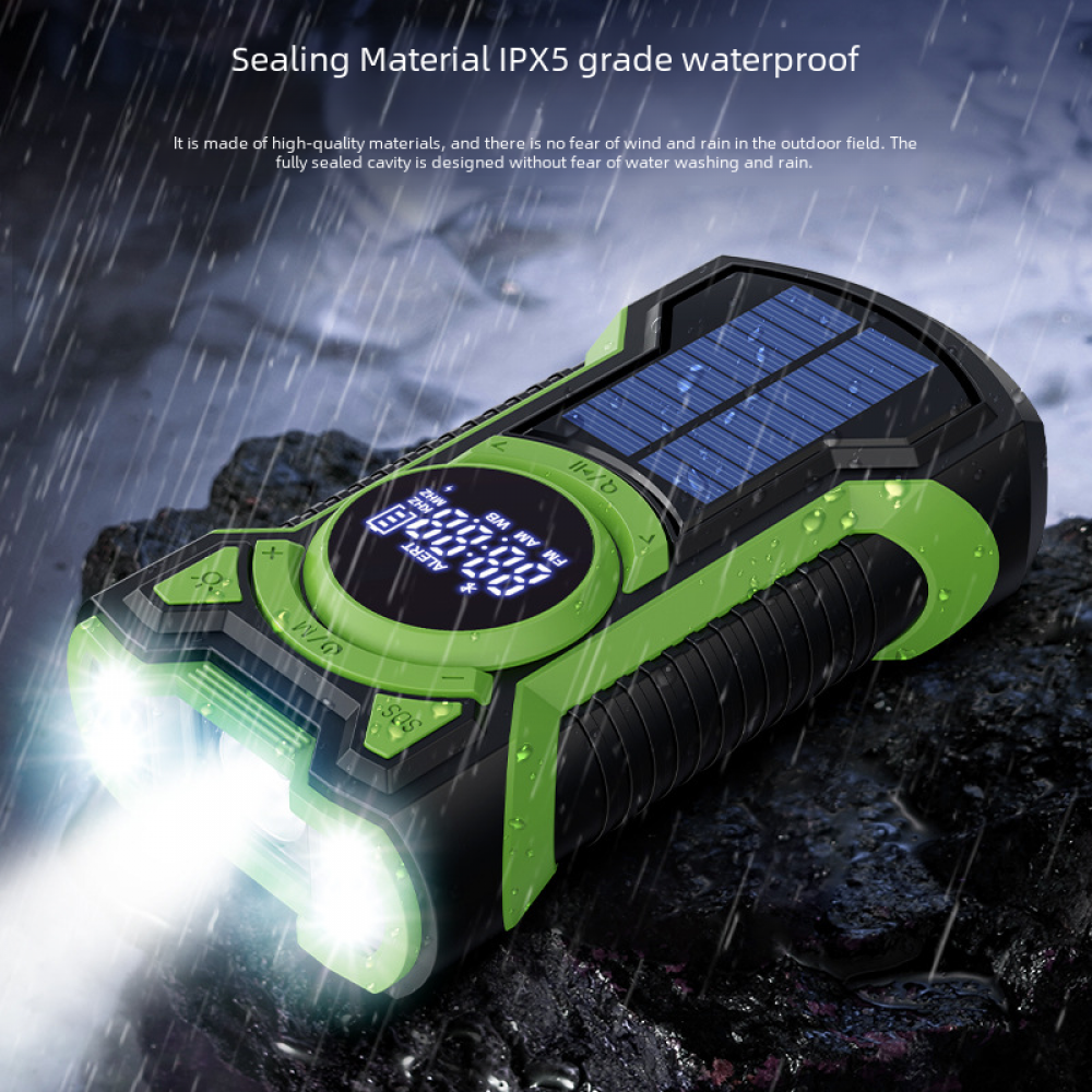 Eine grüne und schwarze, wasserdichte, solarbetriebene Taschenlampe. Sie hat ein digitales Display, ein Solarpanel und liegt auf einem Felsen mit Regen.