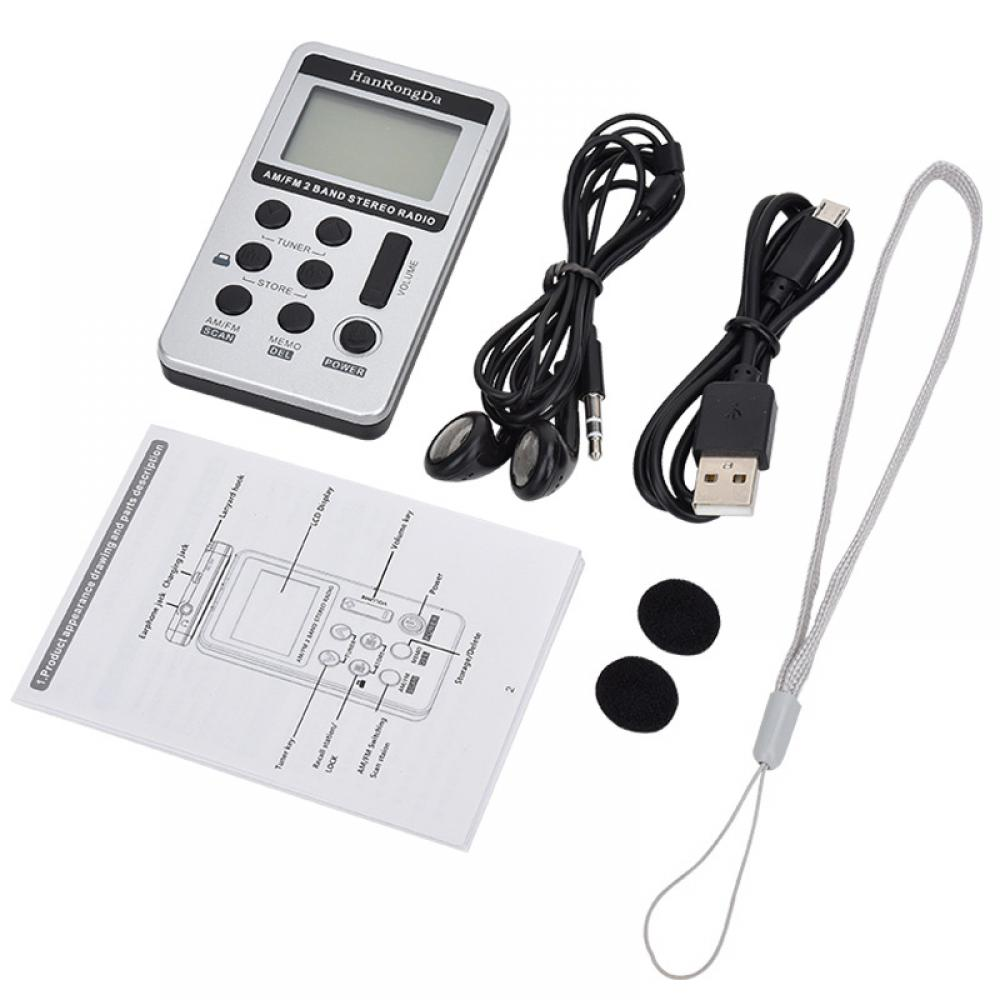 Ein silbernes HanRongDa AM/FM-Radio mit Zubehör. Enthält Kopfhörer, USB-Kabel, Anleitung und schwarze Schaumstoffstücke.