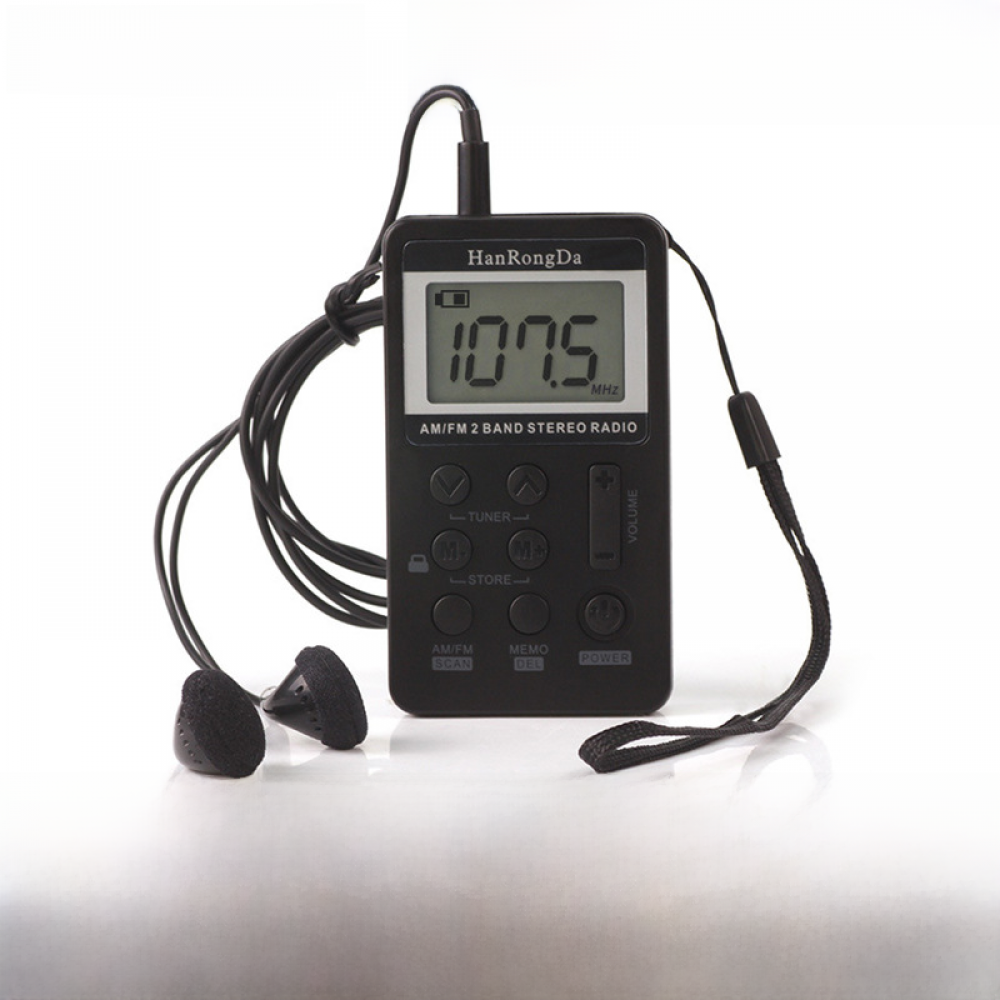 Ein schwarzes HanRongDa AM/FM-Radio mit einem LCD-Bildschirm, der 107,5 MHz anzeigt, verbunden mit schwarzen Ohrhörern.