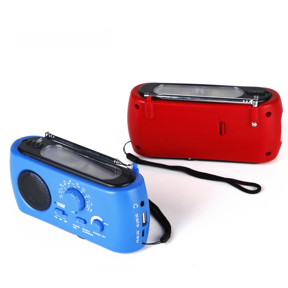Zwei Radios, eines blau und eines rot, auf weißem Untergrund. Beide haben Solarpanels und Antennen. Das blaue Radio ist im Vordergrund.