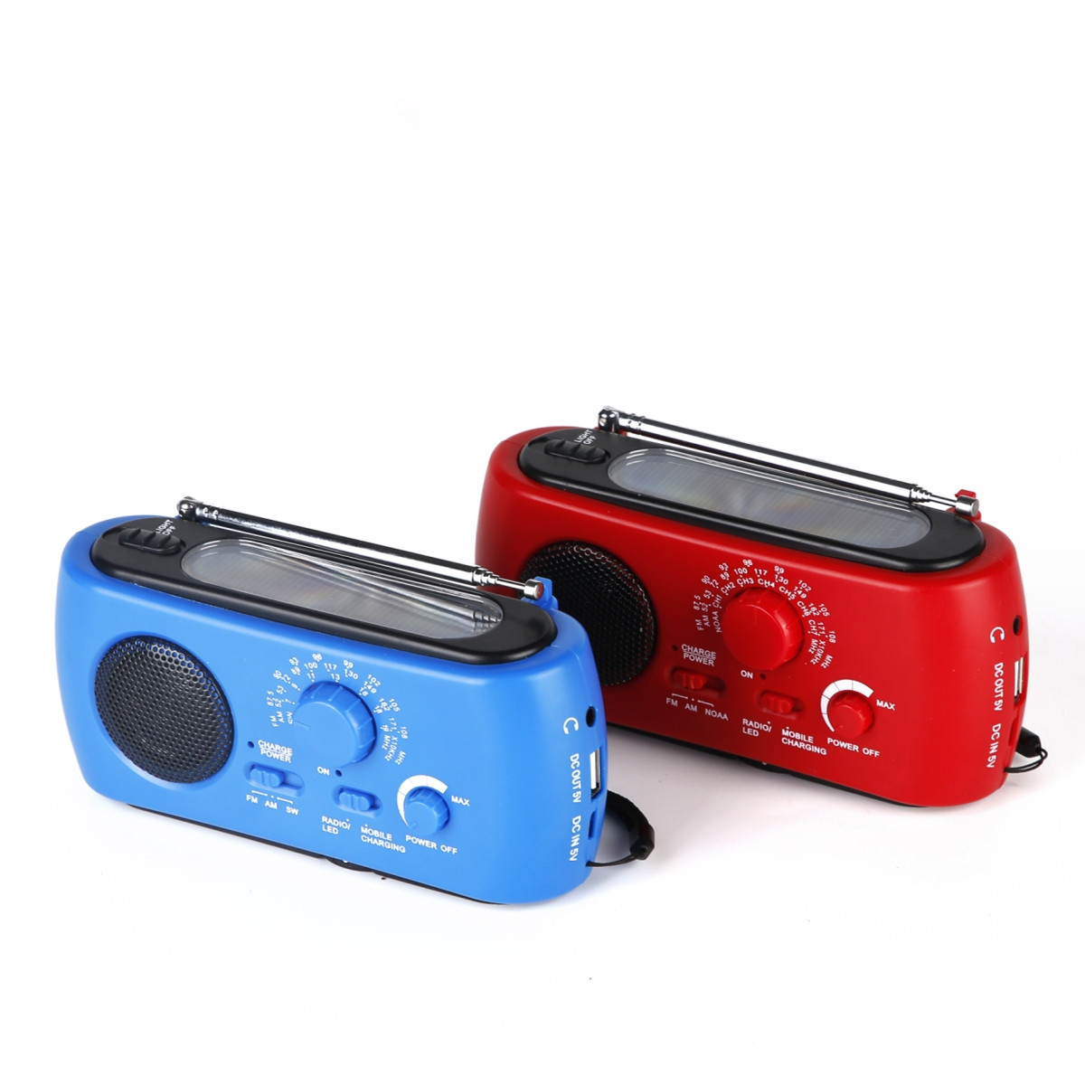 Zwei tragbare Radios, eines blau und eines rot, jeweils mit Solarpanel, Antenne und Bedienrädern, stehen auf einer weißen Oberfläche.