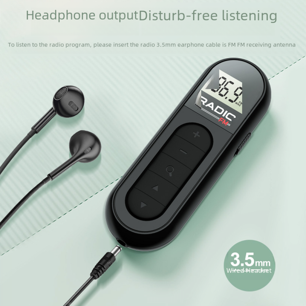 Schwarzes Radiogerät mit Ohrhörern. Es hat ein Display mit Frequenz. Ein 3,5-mm-Kopfhörer ist eingesteckt.