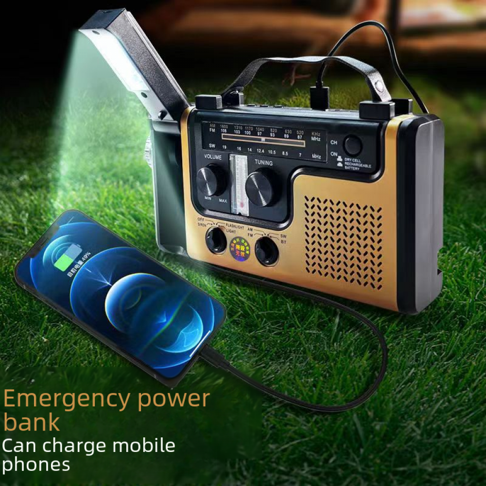 Ein tragbares Radio lädt ein Telefon auf. Das Radio hat eine Taschenlampe und einen Griff. Das Telefon zeigt 49% Akku. Gras im Hintergrund.