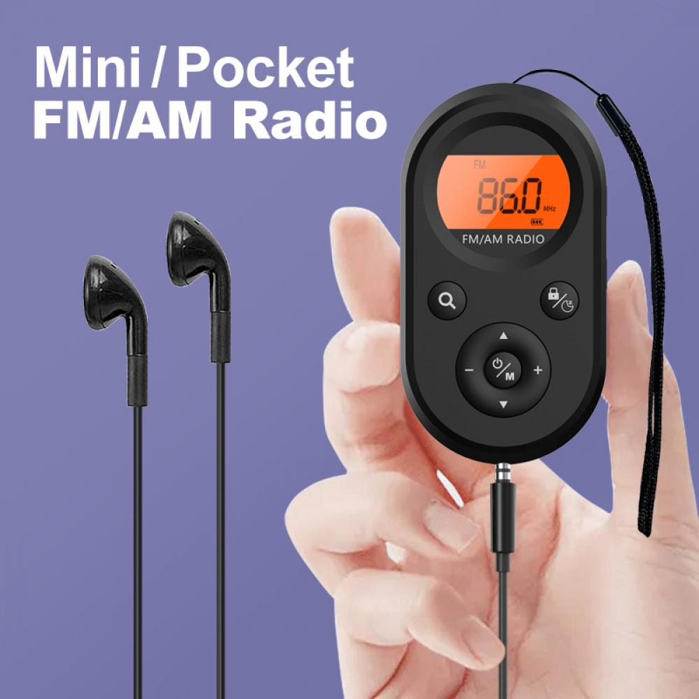 Ein schwarzes Taschen-FM/AM-Radio mit orangefarbener Anzeige, die 86,0 MHz anzeigt. Kopfhörer und eine Hand halten das Gerät.